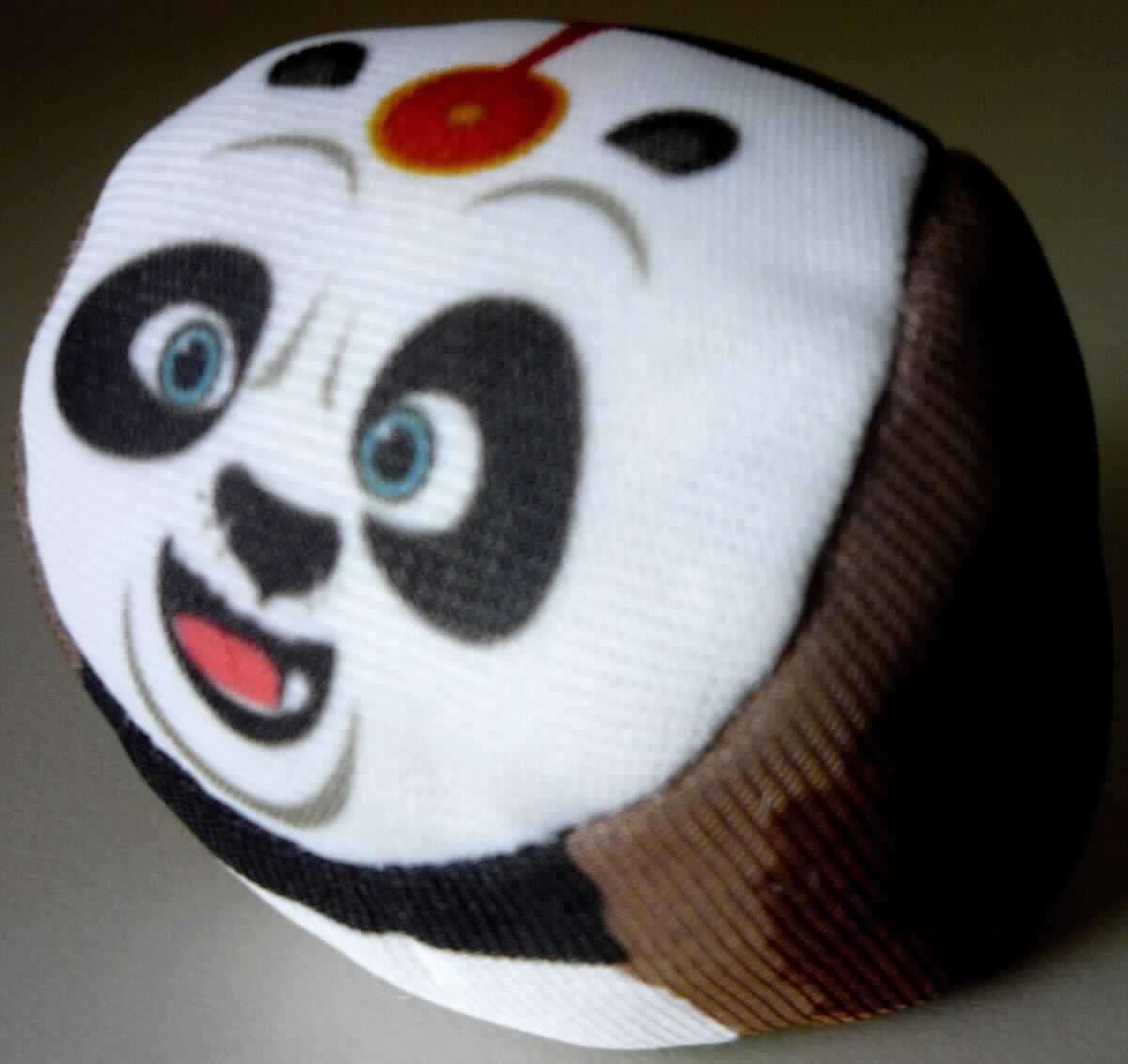 Ball "Bouncin Bao Hacky Sack"
- mit einer Hülle aus farbig bedruckten Gewirken aus Spinnstoff, lt. Kennzeichnung aus Polyester, mit einem 
  Pandagesicht
- in Art eines Tennisballs zusammengenäht
- mit weichen Fasern und Kunststoffgranulat befüllt
- mit einem Durchmesser von ca. 5 cm und einem Gewicht von ca. 14 g
- in einem bedruckten Klarsichtbeutel mit einer gedruckten Produktinformation für den Einzelverkauf aufgemacht.

Der Ball dient auf Grund seiner Beschaffenheit (Größe, Material, Füllung und Aufbau) im Wesentlichen dem Jonglieren und Balancieren auf dem Fuß. Er soll möglichst lange ohne Bodenkontakt durch Kicken mit allen Körperteilen in der Luft gehalten werden. Eine anderweitige Verwendung z.B. zum Spielen, ist für die Einreihung der Ware von untergeordneter Bedeutung. 

Die Ware ist als "Ausrüstungsgegenstand für die allgemeine körperliche Ertüchtigung oder für Freiluftspiele, Ball, nicht von den Unterpositionen (KN) 9506 1110 bis 9506 6910 erfasst" einzureihen.