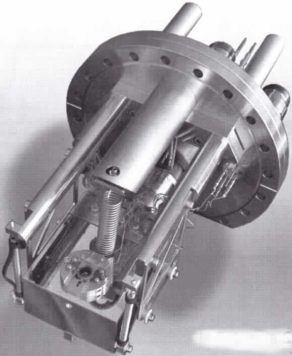 Edelstahl Haltevorrichtung eines Rastertunnelmikroskops, so genannte STM Aarhus, Trägermechanik , im Wesentlichen bestehend aus einer ca. 400 mm langen Gerät mit einem Durchmesser von ca. 150 mm, an der sich eine Aufhängung, welche die Halterung für eine Vibrationskopplungsmechanik mit eingebautem Mikroskop und Scanner (nicht Gegenstand dieser Auskunft) ist, befindet. Die Trägermechanik wird in Rastertunnelmikroskope eingebaut und dient der Aufnahme der das Probenstück untersuchenden Nadel.
Eine Einreihung in die UPos. (KN) 9012 1090 kommt nicht in Betracht, da es sich bei der Ware laut Anmeldung um die Trägermechanik eines Rastertunnelmikroskops handelt.
Die Ware wird als "Teil, erkennbar hauptsächlich für Mikroskope der UPos (KN) 9012 1090 bestimmt" eingereiht.