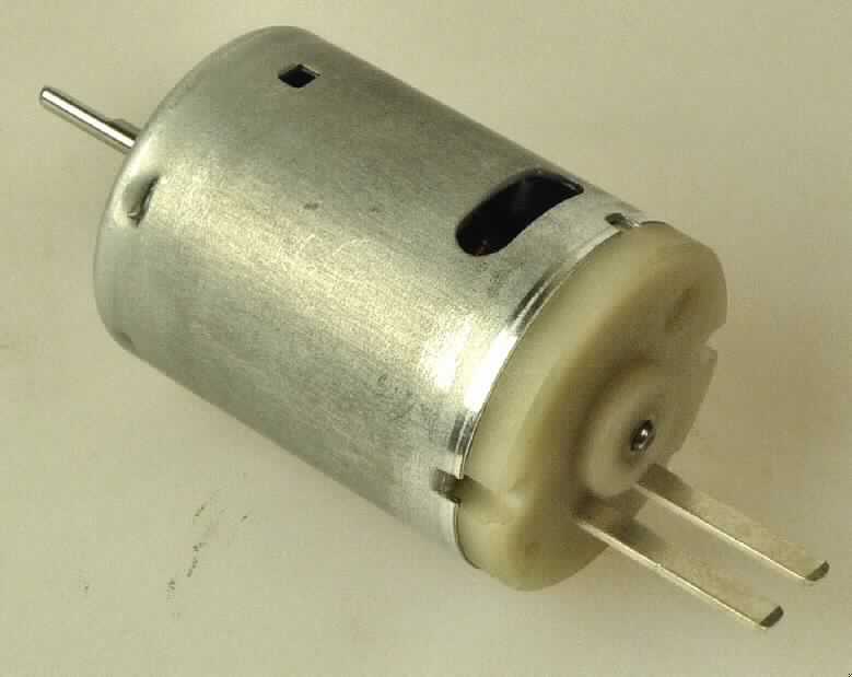 Gleichstrommotor,
- mit einer Leistung von 32 Watt,
- mit einer Versorgungsspannung von 13 Volt / 13,5 Volt,
- mit einem max. Drehmoment (Torque) von ca. 22 Nm,
- in einem Metallgehäuse mit Kunststoffkappe (Durchmesser 27,5 mm, Höhe 38 mm),
- mit Innenrotor und aus dem Gehäuse herausragender Achse / Welle von 16,75 mm Länge,
- mit zwei elektrischen Anschlüssen (Sift- oder Lötkontakt),
- mit elektronischen Bauelementen (z.B. elektrischer Widerstand) bestückt,
- geeignet für einen Temperaturbereich von -40 bis +80°C,
- mit Bürsten und Drei-Phasen-Wicklung (lt. Antrag),
- zur Verwendung in Kraftfahrzeug-Baugruppen (z.B. Klimaanlage, Zentralverriegelung)
  bestimmt.

Das Erzeugnis ist als "Elektromotor mit einer Leistung von 37,5 W oder weniger, kein Synchronmotor der UPos. (KN) 8501 1010, Gleichstrommotor, nicht für bestimmte Luftfahrzeuge und nicht von dem Taric-Code 8501 1099 54 erfasst, mit Bürsten und einem Innenrotor mit Drei-Phasen-Wicklung, auch mit Schnecke, für einen spezifischen Temperaturbereich von mindestens -20°C bis +70°C" einzureihen.