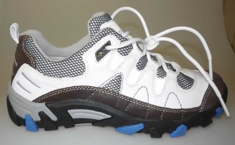 Trainingsschuhähnliche Schuhe (lt. Antrag: "Trainingsschuh für Kinder; Art. 440/4, Größe 33", Foto siehe Anlage)
- mit Laufsohlen aus (lt. Antrag) Kautschuk; ohne Hauptsohle aus Holz,
- mit Oberteil (geschlossenes Blatt) aus Leder (den größten Teil der Außenfläche bildend)
  und Spinnstoff,
- auf das Oberteil sind Stücke aus Leder und Kunststoff (Spinnstoff mit einer mit dem 
  bloßen Auge wahrnehmbaren Außenschicht aus Kunststoff) als Verstärkungsteile 
  aufgesetzt,
- mit Schnürsenkelverschluss,
- nicht mit Dornen, Krampen, Klammern, Stollen oder ähnlichen Vorrichtungen
  versehen oder für deren Anbringung hergerichtet (keine Sportschuhe),
- ohne Schutz in der Vorderkappe,
- den Knöchel nicht bedeckend, 
- mit einer Länge der Innensohle von weniger als 24 cm,
- nach Spezialtechniken hergestellt, mit einem cif-Preis je Paar (lt. Antrag) 
  von mehr als 7,50 Euro, mit mehrlagiger, geformter, stoßdämpfende Eigenschaften 
  aufweisender Sohle aus synthetischen Stoffen

"Schuhe mit Laufsohlen aus Kautschuk und Oberteil aus Leder, andere als in den UPos.
6403 1200 bis 6403 9950 genannt, mit einer Länge der Innensohle von weniger als 24 cm,
nach Spezialtechniken hergestellt"