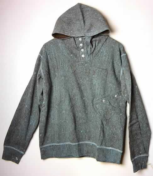 Blouson für Männer, sog. Herren Shirt "Snap B" (Art.-Nr. RW12030518), Größe M, siehe Foto,
- aus 1,5 mm dicken, buntbedruckten, innen gerauten Gewirken aus laut Antrag
  100% Baumwolle,
- über die Taille reichend (Rückenlänge: 67 cm),
- mit einer gefütterten Kapuze,
- vorn mit einer teilweisen Öffnung mit Druckknopfverschluss von links über rechts
  (Männerkleidung),
- mit langen Ärmeln, die über den unteren Rand des Kleidungsstücks hinausreichen,
- vorn auf der linken Seite mit einer großen Tasche unterhalb der Taille,
- mit einem verengenden Bund am unteren Rand,
- aufgrund des Schnitts und der Ausstattung handelt es sich um einen Blouson, somit kein
  Pullover der Position 6110.

"Blouson aus Gewirken, für Männer, aus Baumwolle"