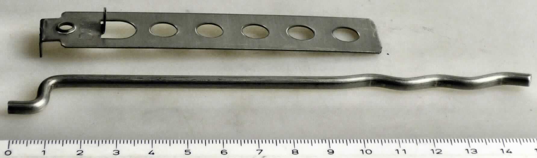 Es handelt sich um zweiteilige Erzeugnisse aus Stahl, bestehend aus einem länglichen Drahtabschnitt, der an einem Ende zweifach abgewinkelt und an dem anderen Ende wellenförmig gearbeitet ist, und aus einem rechteckigen Blechabschnitt mit spezifischen, in Reihe angeordneten Lochungen. Der Blechabschnitt ist an einem Ende abgewinkelt und mit einer mittigen Aussparung versehen, in welche der Drahtabschnitt eingeklemmt wird.  
Die Erzeugnisse werden beim Hausbau an zweischaligem Mauerwerk verwendet und dienen der Befestigung sowie der Herstellung eines bestimmten Abstands zwischen Hintermauer und Vormauer. 
- Antragstellerangaben - 
Gesamtlänge (verbunden): ca. 240 mm; max. Breite: ca. 19,1 mm.

Abbildung siehe Anlage.

Derartige Erzeugnisse gehören als "andere Waren aus Stahl (Bauartikel)" zum TARIC-Code 7326 9060 00.