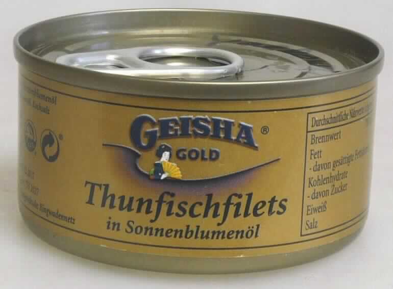 Nach den Angaben der Antragstellerin und der vorliegenden Warenprobe handelt es sich um eine Lebensmittelzubereitung (Konserve). Das Erzeugnis besteht aus gegarten Fischfiletstücken von Thunfischen der Art Thunnus albacares (Gelbflossenthun, Yellowfin), die in Pflanzenöl mit Kochsalz in einer handelsüblichen Metalldose (Nettogewicht 80 g, Abtropfgewicht 52 g) für den Einzelverkauf aufgemacht sind.
Der Fischanteil beträgt deutlich mehr als 20 GHT.

Zolltarifrechtlich handelt es sich um "Fische, zubereitet oder haltbar gemacht, in Stücken (nicht fein zerkleinert), Thunfische, Gelbflossenthun, in Pflanzenöl".