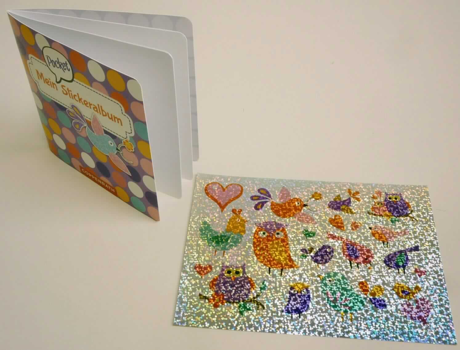 Bei der vorgelegten, als "Glitzerstickerheft" bezeichneten Ware handelt es sich um eine Zusammenstellung der nachstehend beschriebenen Waren, die gemeinsam mit einem bedruckten Einleger in einem Tütchen aus Kunststofffolie verpackt sind:

1. Ein broschiertes Erzeugnis (Format etwa 12,0 x 12,5 cm, Umfang 8
    Seiten ohne Umschlag, Klammerheftung). Der Umschlag besteht aus
    Kartonpapier und ist vorderseitig im Wesentlichen mit der Aufschrift
    "Mein Pocket Stickeralbum" bedruckt. Die Innenseiten bestehen aus
    beidseitig mit dünner Kunststofffolie überzogenem Papier und sind 
    unbedruckt. Es ist dazu bestimmt, dass Aufkleber zu Sammelzwecken
    eingeklebt werden. 

2. Eine rechteckiger Zuschnitt einer irisierenden, selbstklebenden
    Kunststofffolie (Format etwa 17,0 x 12,5 cm), der auf der Vorderseite
    mit 19 zum Abziehen bestimmten, bereits vorgestanzten Motiven (Vögel
    oder Herzen) farbig bedruckt und auf ein Trägerpapier aufgebracht ist. 

Zolltarifrechtlich handelt es sich um eine Warenzusammenstellung in Aufmachung für den Einzelverkauf, deren wesentlicher Charakter nach dem Umfang durch die unter 1. beschriebene Ware, nach dem Wert jedoch durch die unter 2. beschriebene Ware bestimmt wird. Da der wesentliche Charakter der Warenzusammenstellung nicht ermittelt werden kann, ist sie in die zuletzt genannte der von den gleichermaßen in Betracht kommenden Positionen (3919 und 4820) einzureihen. 

Abbildung siehe Anlage.

Derartige Waren gehören als "Alben für Muster oder Sammlungen, aus Papier oder Pappe" zur Codenummer 4820 50 00 00 0 des Zolltarifs, da es sich zolltarifrechtlich um eine aus verschiedenen Stoffen zusammengesetzte Ware handelt, deren wesentlicher Charakter nach dem Umfang durch das Papier bestimmt wird.