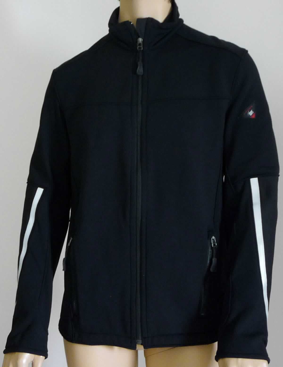 Jacke, sog. Strechfleecejacke, Art. 1987 679 32, Größe 50, Foto siehe Anlage,
- aus ca. 1,8 mm dicken, einfarbigen, einseitig (Innenseite) gerauten Gewirken aus laut Antrag 92 % Polyester und 
  8 % Elasthan (beides synthetische Chemiefasern),
- über die Taille reichend (Rückenlänge: ca. 70 cm), 
- mit einem Stehkragen
- vorn mit einer durchgehenden Öffnung mit einem bis in die Kragenspitzen reichenden Reißverschluss, am 
  Kragenrand mit einer kurzen Überlappung von links auf rechts (Männerkleidung),
- mit langen Ärmeln; im Bereich der Unterarme mit Besätzen aus Geweben aus Spinnstoffen sowie mit bis zu 2 cm 
  breiten, reflektierenden Streifen ausgestattet,
- mit zwei eingesetzten Taschen mit Reißverschluss unterhalb der Taille,
- in Bahnen gearbeitet,
- am unteren, geraden Rand durch Umschlagen und Festnähen gesäumt,
- stellt sich aufgrund des Schnitts als Jacke dar.

"Jacke, aus Gewirken, für Männer, aus synthetischen Chemiefasern"