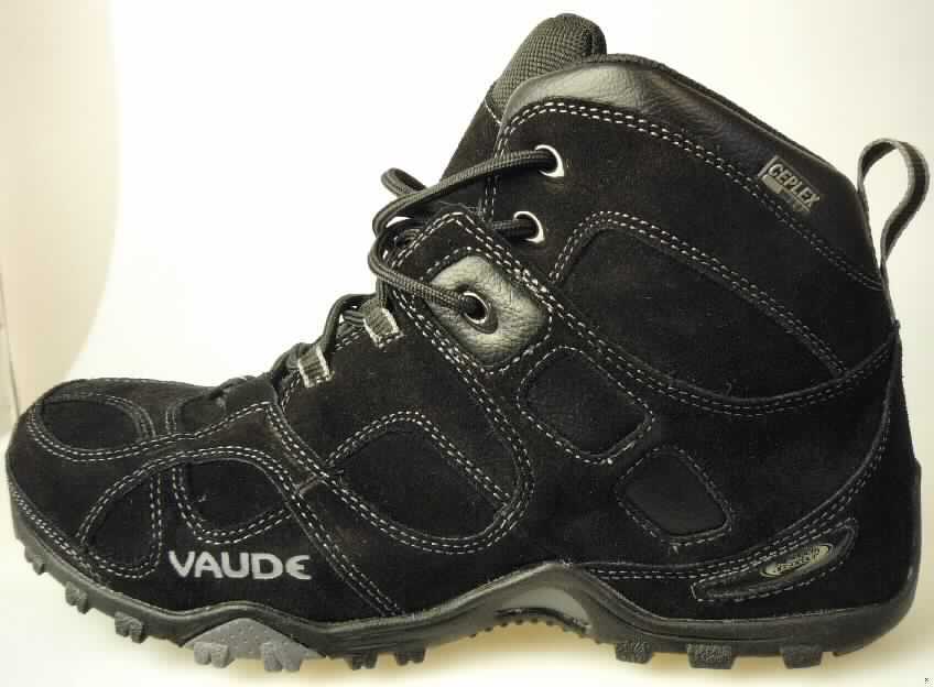 Trainingsschuhähnliche Schuhe (lt. Antrag: "Sport-Lederschuh Men's Grounder Ceplex Mid. 
Art. 20190", Foto siehe Anlage)
- mit Laufsohlen aus (lt. Antrag) Kautschuk; ohne Hauptsohle aus Holz,
- mit Oberteil (geschlossenes Blatt) aus Leder (den größten Teil der Außenfläche bildend) 
  und Kunststoff (Spinnstoff mit einer mit dem bloßen Auge wahrnehmbaren Außenschicht 
  aus Kunststoff),
- mit Schnürsenkelverschluss,
- nicht mit Dornen, Krampen, Klammern, Stollen oder ähnlichen Vorrichtungen versehen 
  oder für deren Anbringung hergerichtet (keine Sportschuhe),
- ohne Schutz in der Vorderkappe,
- den Knöchel, jedoch nicht die Wade bedeckend,
- mit einer Länge der Innensohle von mehr als 24 cm,
- nicht als Männer- oder Frauenschuhe erkennbar,
- nach Spezialtechniken hergestellt, mit mehrlagiger, geformter, stoßdämpfende 
  Eigenschaften aufweisender Sohle aus synthetischen Stoffen,
- mit einem cif-Preis je Paar (lt. Antrag) von mehr als 7,50 Euro

"Schuhe mit Laufsohlen aus Kautschuk und Oberteil aus Leder, andere als in den UPos.
 6403 1200 bis 6403 9111 genannt, nicht als Männer- oder Frauenschuhe erkennbar, nach 
 Spezialtechniken hergestellt"