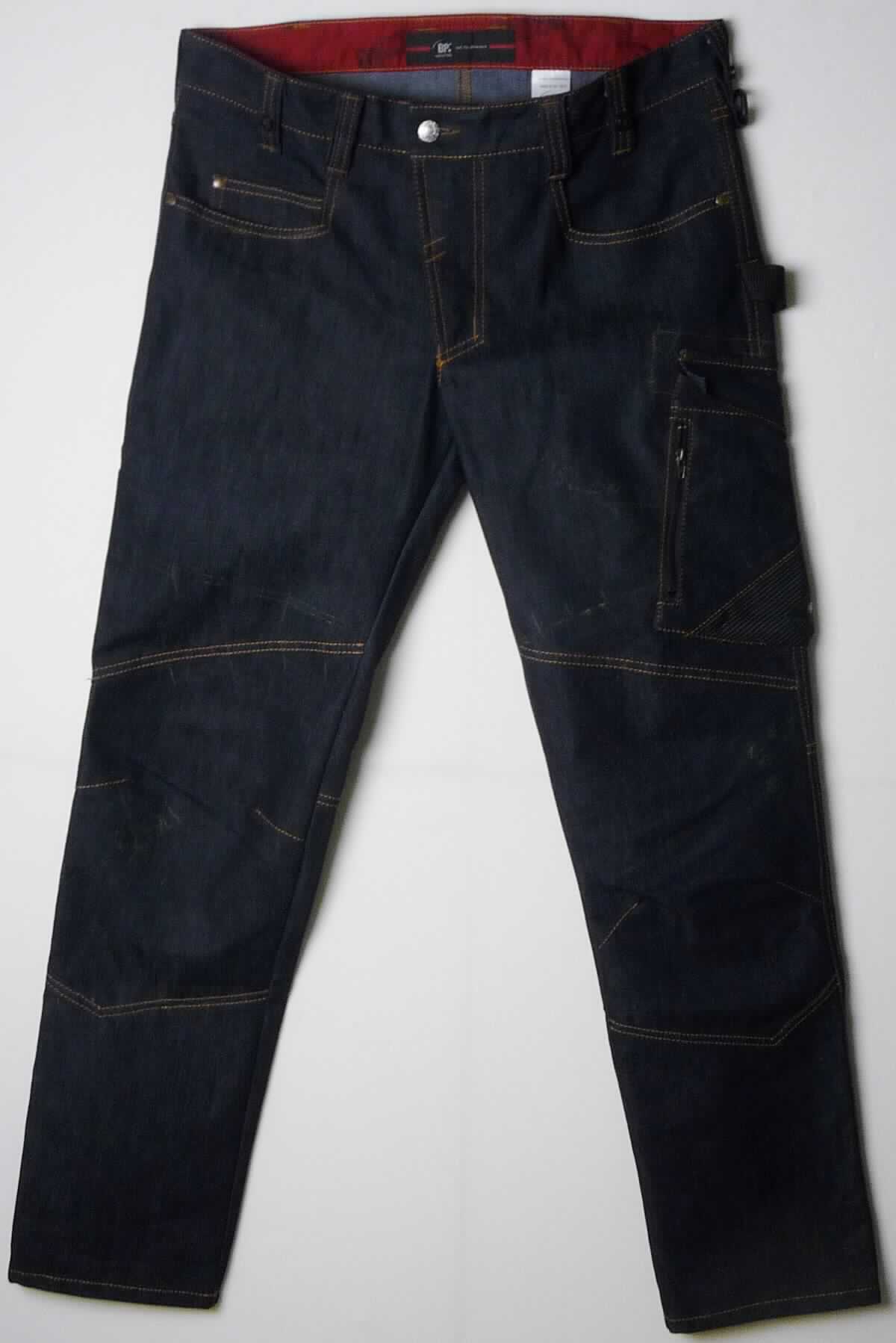 Lange Hose, sog. Worker Jeans, Art. 1990-38/1, Größe 50, Foto siehe Anlage,
- aus ca. 0,7 mm dicken, buntgewebten Geweben aus laut Antrag 100 % Cordura (Polyamid; synthetische 
  Chemiefasern),  
- in der Taille abschließend; mit einem angesetzten, ca. 4 cm breiten Bund mit Gürtelschlaufen,
- vorn mit einer Öffnung mit Reißverschluss, verdeckt von einer Patte von links über rechts (Männerkleidung),
  die im Bund mit einem Knopf geschlossen wird,
- vorn mit verschiedenen Eingriffstaschen, mit zwei aufgesetzten Gesäßtaschen sowie mit Seiten- und Beintaschen,
  teilweise mit Patte sowie mit Druckknopf- bzw. Reißverschluss zu schließen,
- mit knöchellangen Hosenbeinen, 
- an den Beinabschlüssen durch Umschlagen und Festnähen gesäumt,
- keine Arbeits- und Berufskleidung.

"Lange Hose, aus Geweben, für Männer, aus synthetischen Chemiefasern, keine Arbeits- und Berufskleidung"