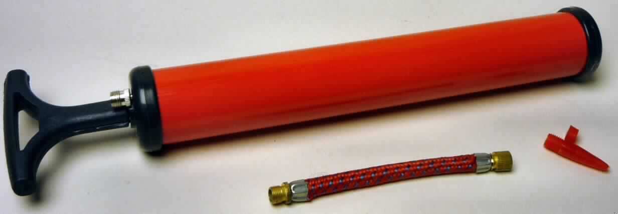 Luftpumpe (sog. Ballpumpe)
- aus einem Pumpenzylinder aus Kunststoff (Länge ca. 23 cm, Durchmesser ca. 3,5 cm) mit
  luftdichten Verschlusskappen, einer im Zylinder geführten Kolbenstange aus Metall mit 
  Kolben und Kunststoff-Handgriff, einem mit Gewinde-Anschlussstücken versehenen
  Schlauch, einem nadelförmigen und einem weiteren an-/abschraubaren Ansatz für den Luft-
  ausstoß - Abbildung siehe Anlage -,
- zum Aufpumpen von Bällen, Luftmatratzen, Schlauchbooten und ähnlichen Gegenständen
  mittels Handbetrieb.

"Handbetriebene Luftpumpe, nicht für zivile Luftfahrzeuge - sog. Ballpumpe"