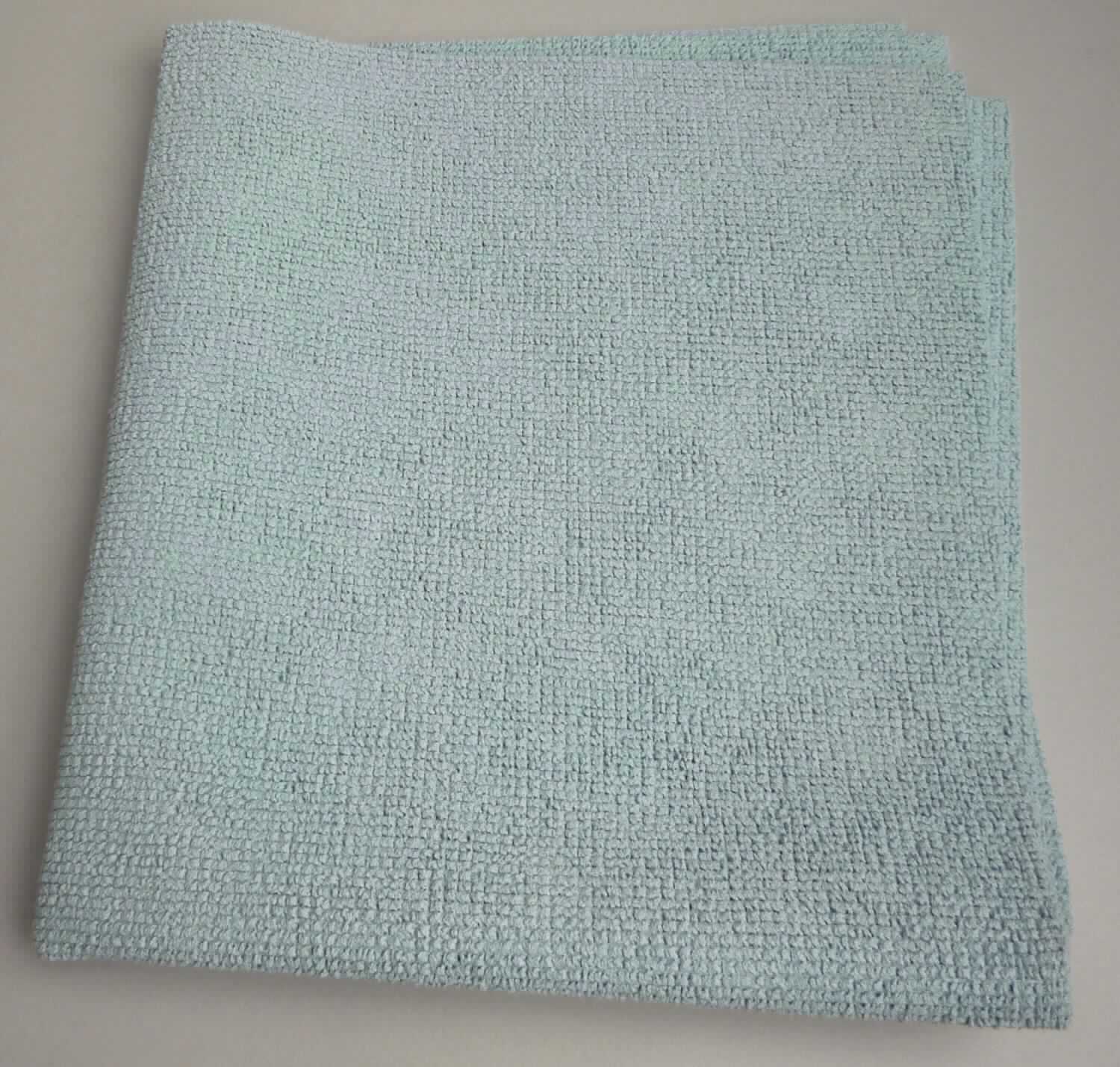 Schlingengewirke, sog. Microfaser Schwammtuch, Art. 148, Foto siehe Anlage,
- als Meterware, in den Abmessungen von ca. 40,5 cm x 35 cm,
- aus einem einfarbigen Schlingengewirke aus laut Antrag synthetischen Chemiefasern (Polyester und Polyamid),
- kein Hochflorerzeugnis,
- beidseitig mit bloßem Auge wahrnehmbar mit Kunststoff (laut Antrag Polyurethan) getränkt,
- aufgrund des verwendeten Flächenerzeugnisses (Schlingengewirke) keine Ware der Position 5903 und auch
  keine Ware der Position 3924,
- stellt sich nicht als konfektioniert dar, damit kein Reinigungstuch der Position 6307.
  
"Schlingengewirke aus Chemiefasern"