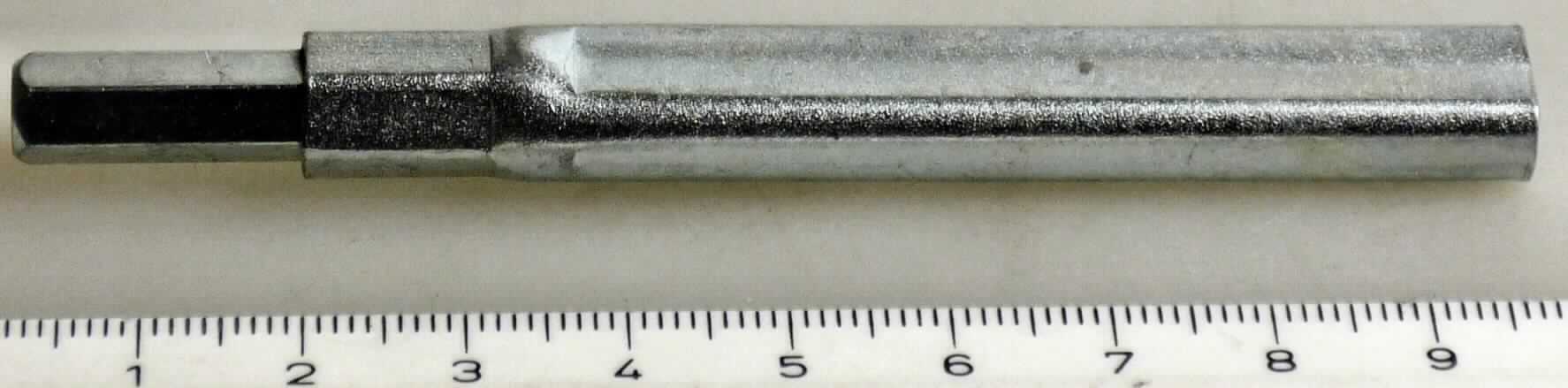 Sog. Eindrehadapter; es handelt sich um einen auswechselbaren Steckschlüsseleinsatz aus verzinktem Stahl, im Wesentlichen bestehend aus

- einem ca. 9,5 cm langen Erzeugnis (innen teils hohl)

- auf der Antriebsseite mit einem Außensechskant ausgestattet
  (Durchmesser: ca. 0,7 cm)

- auf der anderen Seite zu einer spezifischen Innenform ausgestattet, 
  um ein Luftschichtanker (Verbindungselement) von außen zu umfassen

- dient zum maschinellen Eindrehen eines Luftschichtankers
  (Drahtanker) in den Dübel oder Holzuntergrund

-Antragstellerangaben-

Abbildung siehe Anlage.

Derartige Erzeugnisse gehören als "auswechselbare Steckschlüsseleinsätze, mit arbeitendem Teil aus unedlem Metall" zum TARIC - Code 8204 2000 00.