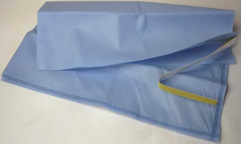 Andere konfektionierte Spinnstoffware, sog. Armlehnschoner SMS mit Tape, Foto siehe Anlage,
- von rechteckiger Form; in den Abmessungen ca. 75 cm x 35 cm,
- aus Vliesstoff aus Chemiefasern (Meterware der Position 5603),
- doppellagig; durch thermisches Verfestigen bezugartig zusammengefügt (u. a. damit konfektioniert), 
- mit einem selbstklebenden Streifen aus Kunststoff mit Abdeckpapier,
- dient lt. Antrag zum Abdecken von Operationsstuhlarmlehnen.
  
"Andere konfektionierte Ware (Armlehnenbezug) aus Spinnstoffen, aus Vliesstoffen, Einweg-Abdecktücher
 aus Erzeugnissen der Position 5603, von der bei chirurgischen Eingriffen verwendeten Art"