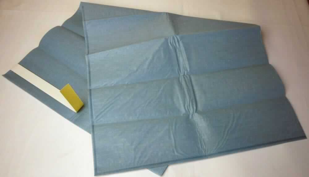Andere konfektionierte Spinnstoffware, sog. Armlehnenschoner 2-lagig mit Tape, Foto siehe Anlage,
- von rechteckiger Form; in den Abmessungen ca. 70 cm x 38 cm,
- aus einem mit einer dünnen Lage aus Kunststoff versehenen Vliesstoff aus Chemiefasern 
  (Meterware der Position 5603),
- doppellagig; durch thermisches Verfestigen bezugartig zusammengefügt (u. a. damit konfektioniert), 
- mit einem selbstklebenden Streifen aus Kunststoff mit Abdeckpapier,
- dient lt. Antrag zum Abdecken von Operationsstuhlarmlehnen.
  
"Andere konfektionierte Ware (Armlehnenbezug) aus Spinnstoffen, aus Vliesstoffen, Einweg-Abdecktücher
 aus Erzeugnissen der Position 5603, von der bei chirurgischen Eingriffen verwendeten Art"