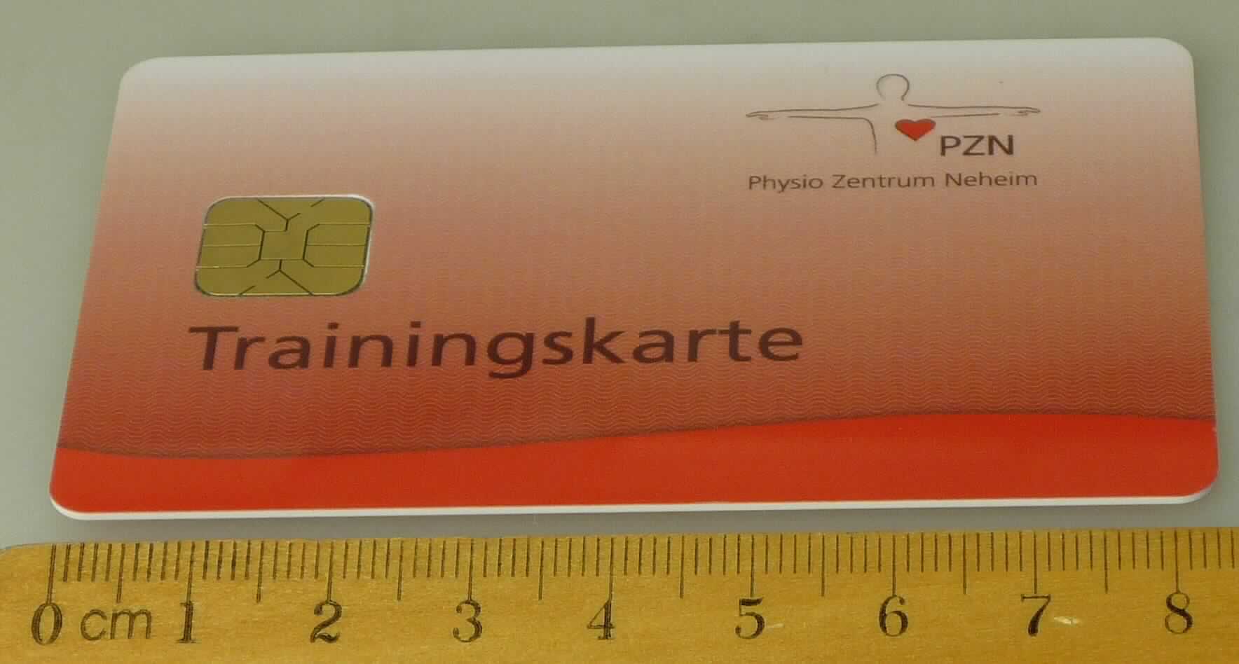 Es handelt sich um eine bedruckte Plastikkarte aus Hart-PVC im Scheckkartenformat (86 x 54 mm) mit abgerundeten Ecken.
Die Karte beinhaltet einen Kontakt-Chip AT24C256 (EEPROM).

Die Speicherkarte enthält keine weiteren aktiven oder passiven Bauelemente und ist nach Datenaufzeichnung zur Verwendung als kontaktloser und kontaktbehafteter Überträger von Informationen (z. B. für die Authentifizierungs- bzw. Zugangsberechtigung oder als Servicekarte u. dgl.) bestimmt. 
 
Das Erzeugnis wird als "Halbleiter-Aufzeichnungsträger, intelligente Karte (smart card), mit einer elektronischen integrierten Schaltung" eingereiht.

Anlage: 1 Abbildung