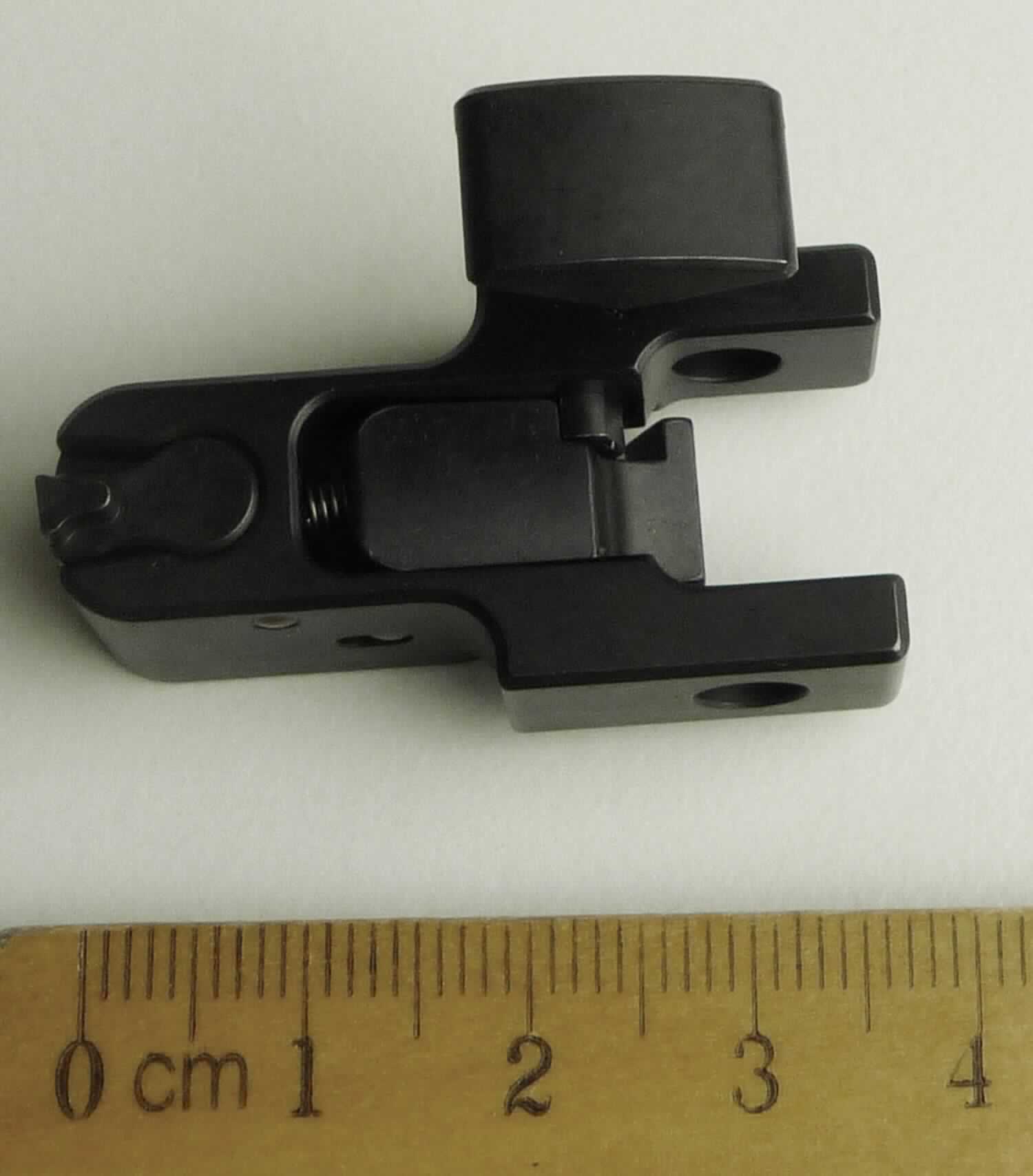 Bei der vorgelegten, als "Umschaltstück komplett" bezeichneten Ware handelt es sich um eine Baugruppe, bestehend aus sieben montierten Bauteilen aus unedlem Metall (Umschaltstück, Wippe, Achse für Wippe, Feder für Wippe, Pendelsicherung, Spannstift und Umschalthebel für Umschaltstück). Die Baugruppe stellt sich als Teil eines zweiläufigen Gewehrs (Bockdoppelflinte) mit zwei Schlössern (Mechanismen zur Zündung der Ladungen) dar und zum Umschalten von einem auf das andere Schloss.  

Abbildung siehe Anlage.

Derartige Waren gehören als "Teile für Gewehre der Position 9303, andere als glatte Läufe" zur Codenummer 
9305 20 00 90 0 des Zolltarifs.