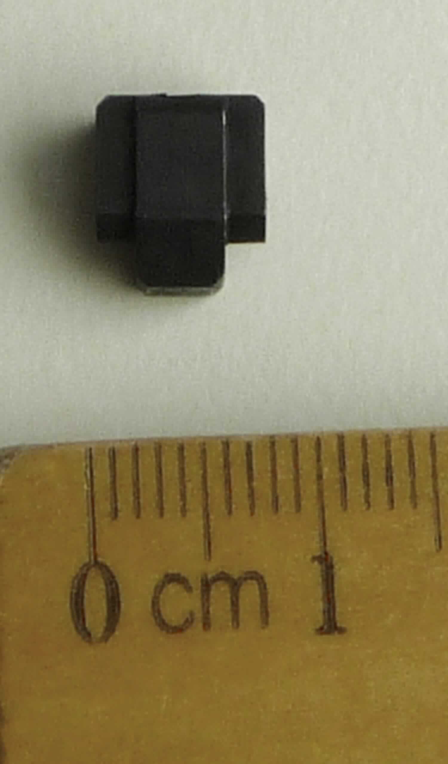 Bei der vorgelegten, als "Druckstück für Flintenmodell" bezeichneten Ware handelt es sich um ein spezifisch geformtes Formteil aus unedlem Metall Abmessungen etwa 8,6 x 7,6 x 5,9 mm, das neben einem Sackloch eine durchgehende Lochbohrung zur Aufnahme eines Zylinderstiftes (nicht Gegenstand dieser vZTA) aufweist. Die Ware  stellt sich als Teil eines zweiläufigen Gewehrs (Bockflinte) dar und dient der Verstellbarkeit der Visierschiene. 

Abbildung siehe Anlage.

Derartige Waren gehören als "Teile für Gewehre der Position 9303, andere als glatte Läufe" zur Codenummer 9305 20 00 90 0 des Zolltarifs.