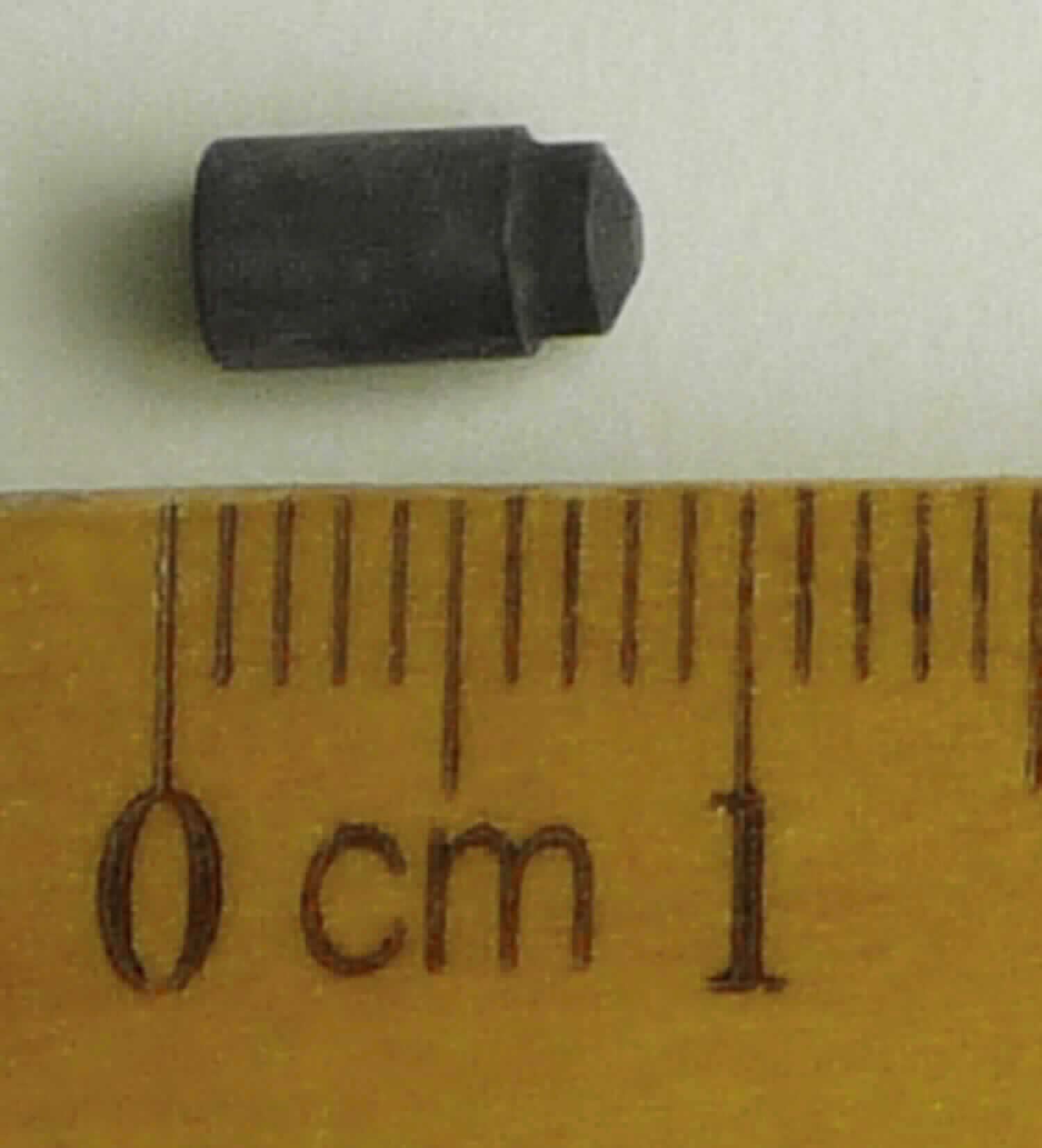 Bei der vorgelegten, als "Sperrstift für Verschlußhebel für Bockflinte" bezeichneten Ware handelt es sich um ein zylindrisches Erzeugnis aus Stahl mit einer Gesamtlänge von etwa 8 mm, das an einem Ende einmal abgestuft sowie kegelstumpfförmig ausgearbeitet ist und am anderen Ende zur Aufnahme einer Feder hülsenartig ausgearbeitet ist. Die Ware stellt sich als Teil eines Jagdgewehrs dar und dient zum Sichern eines Verschlusshebels beim Zerlegen der Waffe.

Abbildung siehe Anlage.

Derartige Waren gehören als "Teile für Gewehre der Position 9303, andere als glatte Läufe" zur Codenummer 
9305 20 00 90 0 des Zolltarifs.
