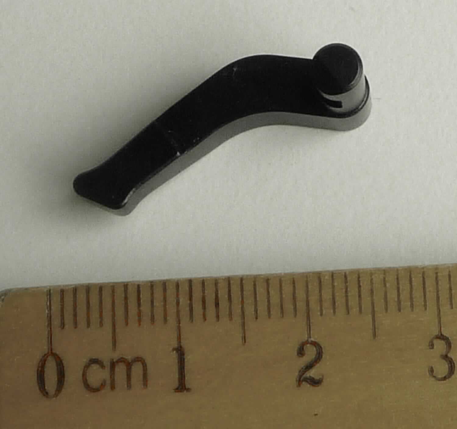 Bei der vorgelegten, als "Spannhebel links für Bockflinte" bezeichneten Ware handelt es sich um ein spezifisch geformtes Formteil aus unedlem Metall (Abmessungen: etwa 24,5 x 7,3 x 12,5 mm), das an einem Ende einen seitlich abstehenden, etwa zylinderförmigen Zapfen aufweist, der etwa mittig genutet und am Ende an einem Rand abgeschrägt ist. Die Ware stellt sich als Teil des Schlosskastens eines zweiläufigen Gewehrs (Bockflinte) dar.

Abbildung siehe Anlage.

Derartige Waren gehören als "Teile für Gewehre der Position 9303, andere als glatte Läufe" zur Codenummer 9305 20 00 90 0 des Zolltarifs.