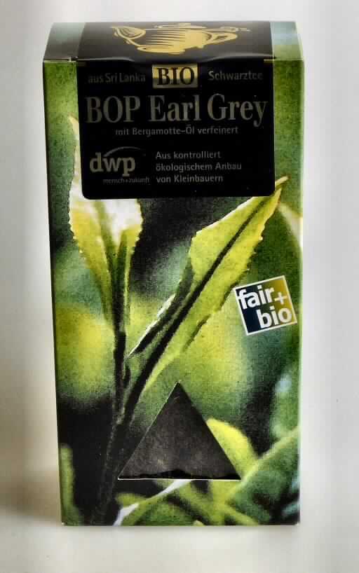Nach den Angaben der Antragstellerin und der vorgelegten Warenprobe handelt es sich um getrocknete, zerkleinerte, fermentierte Blätter von schwarzer Färbung, die vom Strauch der Gattung Thea stammen. Der so genannte BOP Earl Grey Schwarztee ist mit Bergamotte-Öl aromatisiert.
Das Erzeugnis ist in einem Polybeutel abgepackt und in einer Faltschachtel (Inhalt 100g) für den Einzelverkauf aufgemacht.