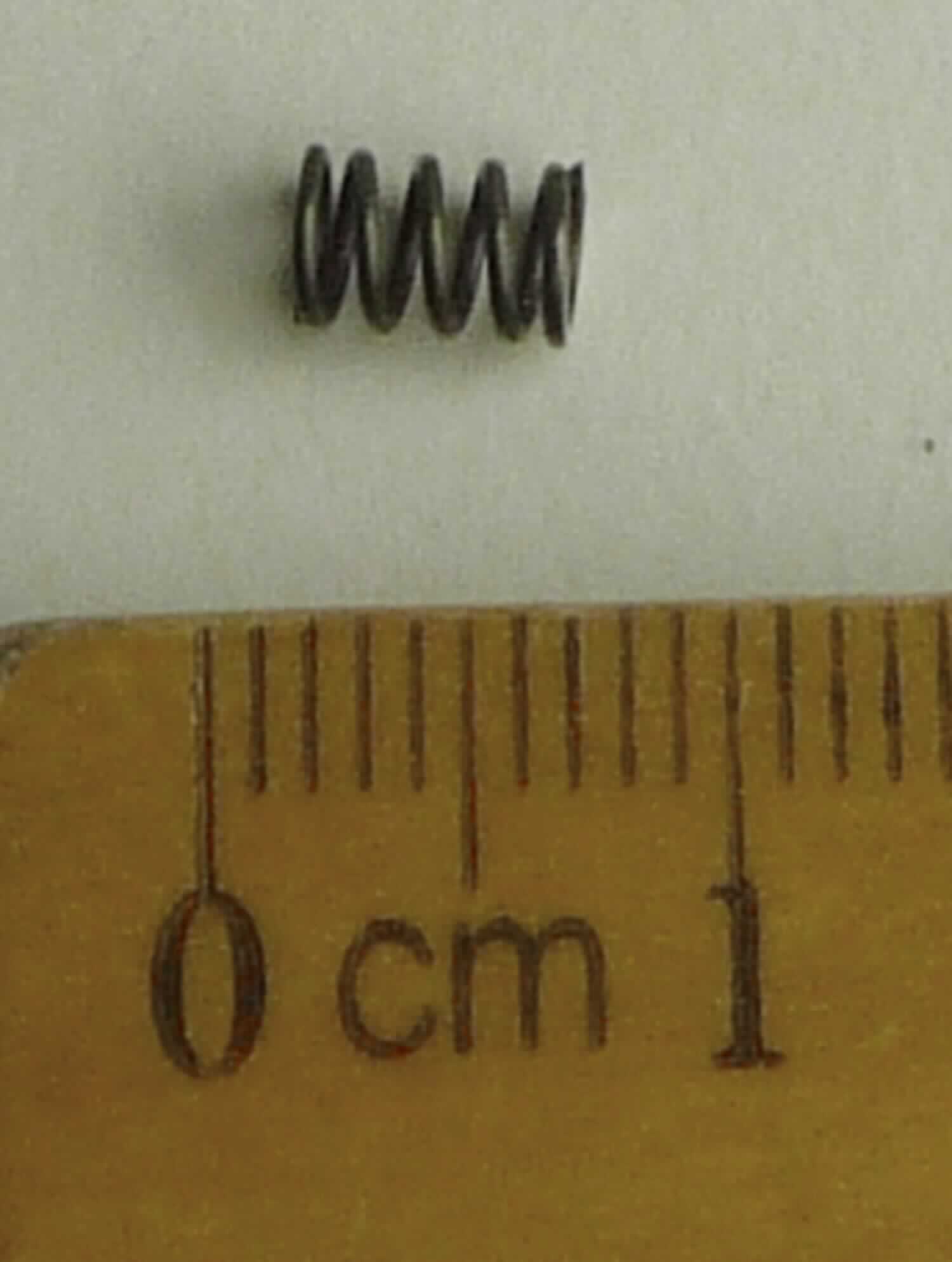Druckfeder aus Stahl

Bei der Ware handelt es sich um eine kaltgeformte, schraubenlinienförmige Druckfeder aus Stahldraht mit einem Drahtdurchmesser von 0,5 mm, mit einem kreisrunden Querschnitt der Feder von 3,2 mm und einer Länge von 5,5 mm. Die Feder wird in Jagdwaffen verbaut.

Die Ware ist aufgrund ihrer Beschaffenheit als andere schraubenlinienförmige Druckfeder (keine Kegelstumpffedern) aus Stahl in die Codenummer 7320 2081 90 0 des Zolltarifs einzureihen.