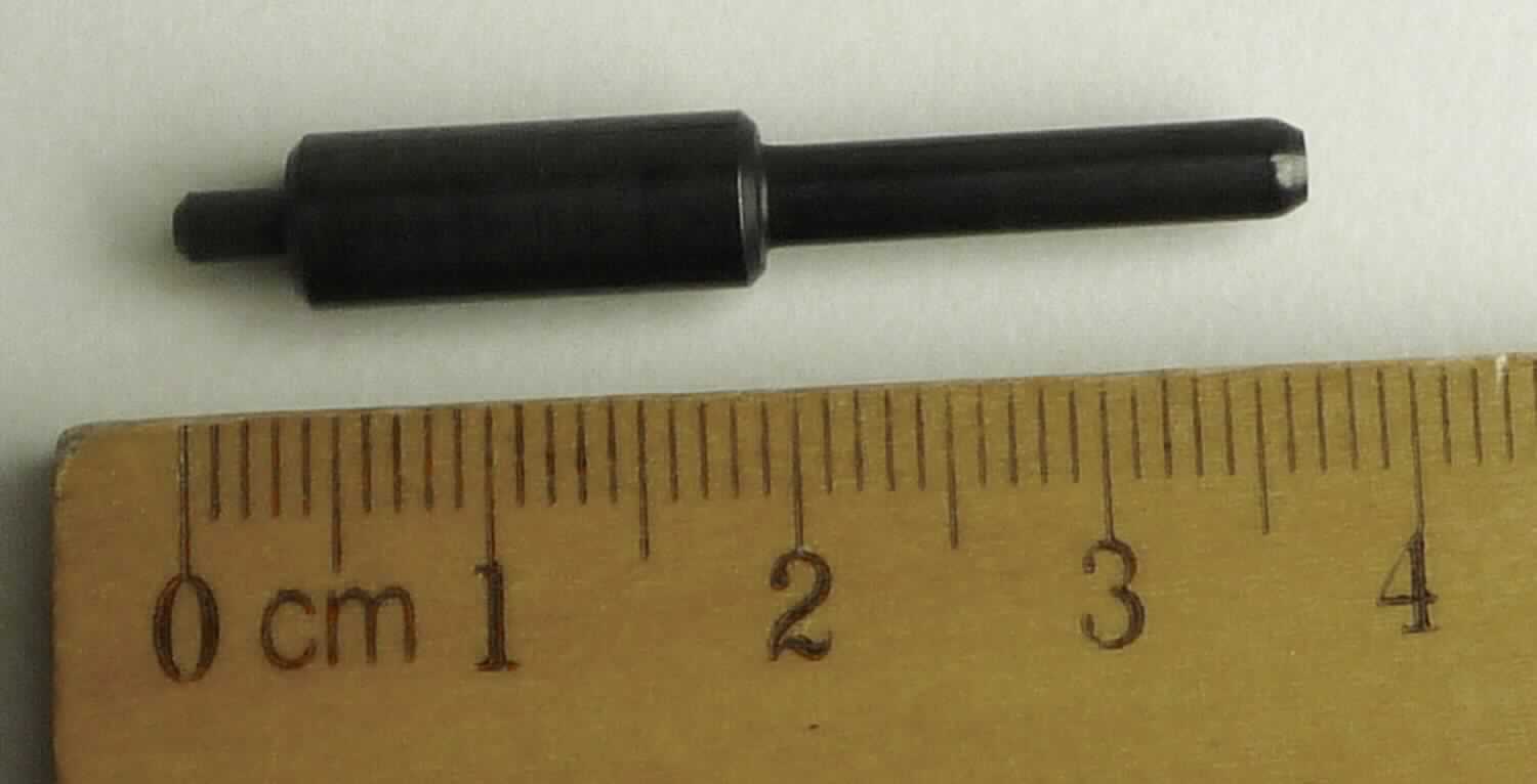 Bei der vorgelegten, als "Schlagfederführung" bezeichneten Ware handelt es sich um ein zylinderförmiges Erzeugnis aus unedlem Metall (Länge etwa 3,7 cm), das zweifach abgestuft ist (Durchmesser hinteres, kurzes Ende: etwa 2,44 mm; vorderes, langes Ende etwa 3,4 mm; Mittelteil etwa 5,95 mm). Die Ware stellt sich als Teil des Schlosskastens eines zweiläufigen Gewehrs (Bockflinte) dar.  

Abbildung siehe Anlage.

Derartige Waren gehören als "Teile für Gewehre der Position 9303, andere als glatte Läufe" zur Codenummer 
9305 20 00 90 0 des Zolltarifs.