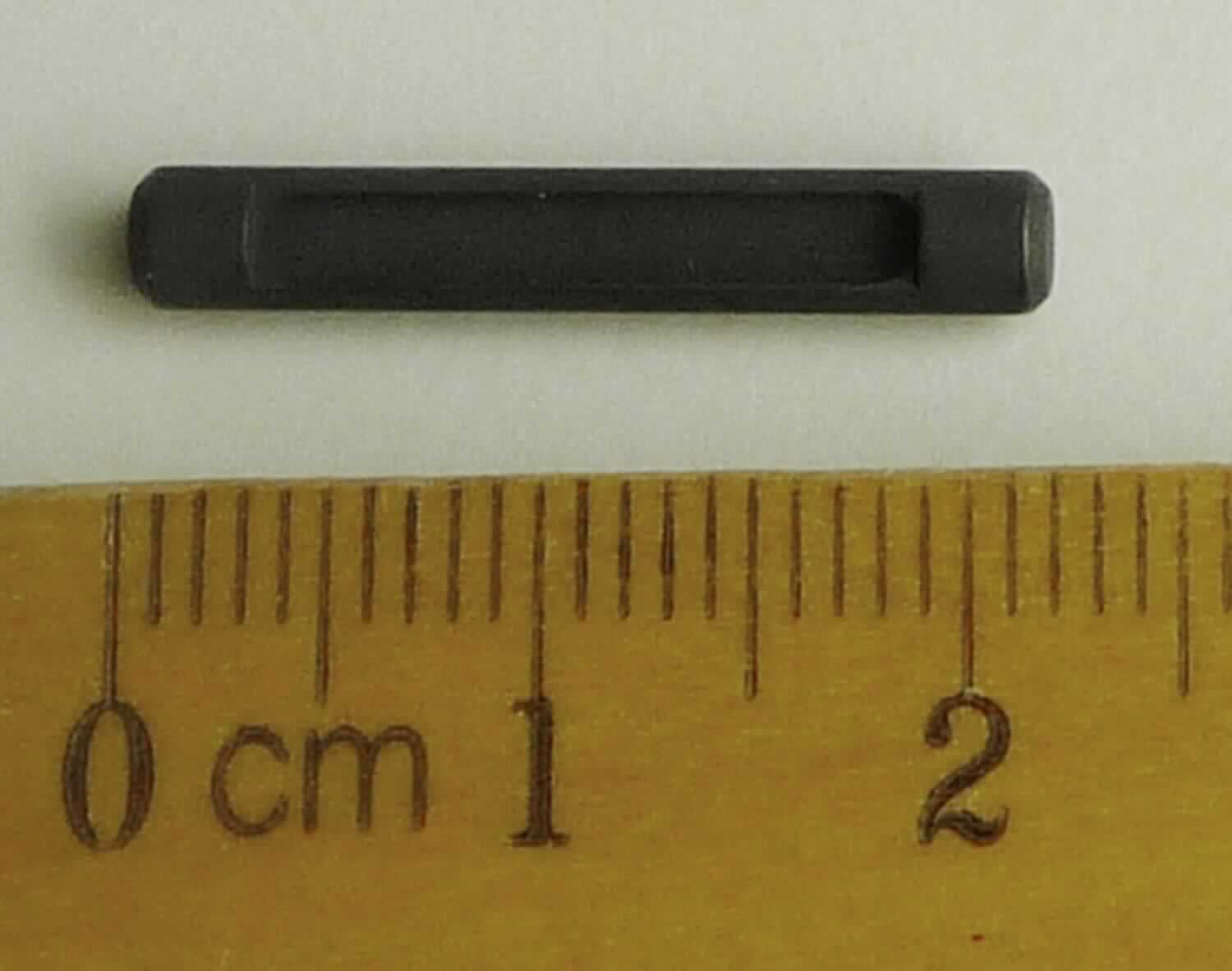 Bei der vorgelegten, als "Ejektorsperrstift" bezeichneten Ware handelt es sich um ein zylinderförmiges Erzeugnis aus unedlem Metall (Länge x Durchmesser etwa 22,0 x 3,5 mm), dessen Mantelfläche zwei spezifisch geformte Vertiefungen aufweist. Die Ware stellt sich als Teil des Auswerfer-Systems eines zweiläufigen Gewehrs (Bockflinte) dar.

Abbildung siehe Anlage.

Derartige Waren gehören als "Teile für Gewehre der Position 9303, andere als glatte Läufe" zur Codenummer 
9305 20 00 90 0 des Zolltarifs.