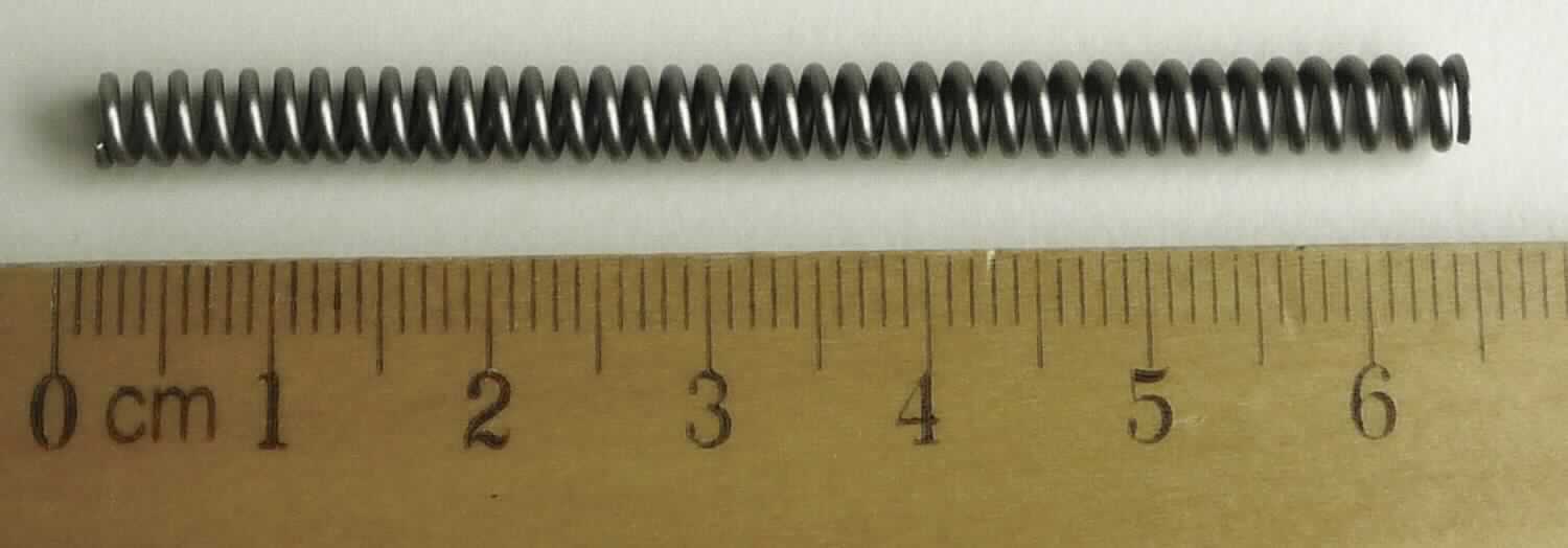 Druckfeder aus Stahl

Bei der Ware handelt es sich um eine kaltgeformte, schraubenlinienförmige Druckfeder aus Stahldraht (Federstahl entsprechend DIN EN 10370-1 - DH) mit einem Drahtdurchmesser von etwa 1 mm, mit einem kreisrunden Querschnitt der Feder von etwa 4,6 mm und einer Länge von etwa 63 mm. Die Feder wird in Jagdwaffen verbaut.

Die Ware ist als "schraubenlinienförmige Druckfedern (keine Kegelstumpffedern) aus Stahl, kaltgeformt" in die Codenummer 7320 2081 90 0 des Zolltarifs einzureihen.