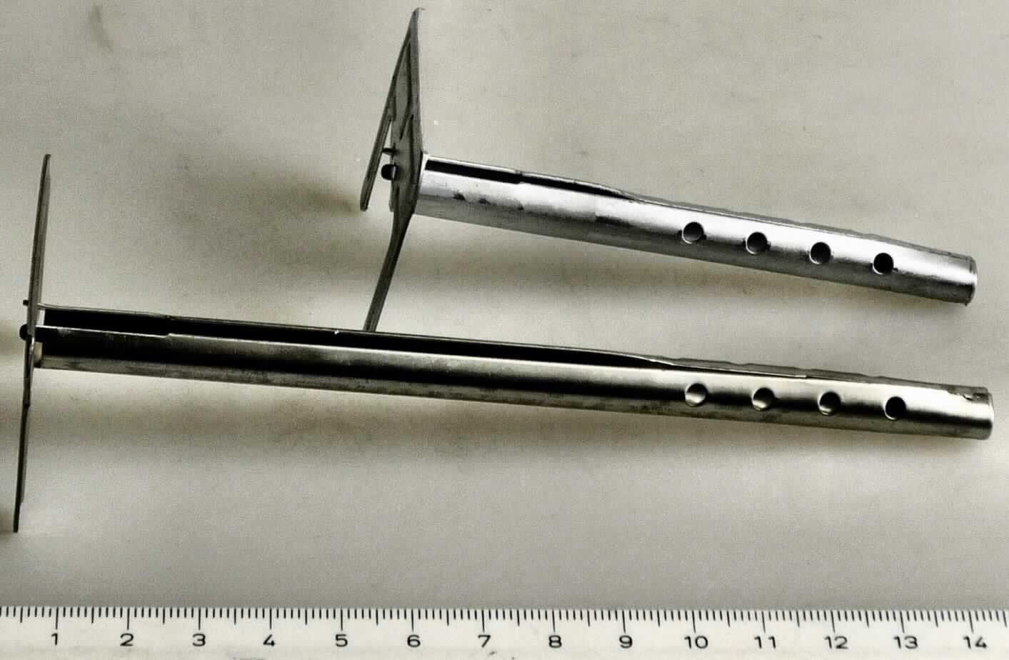 Es handelt sich um nahezu zylindrische, nagelähnliche Hohlkörper aus Stahl, die über die gesamte Längsseite mit einer Öffnung und im unteren Bereich mit insgesamt zwölf Lochungen versehen sind. Der Schaft der verschieden langen Erzeugnisse ist am unteren Ende leicht zugespitzt und am oberen Ende mit einem in etwa quadratischen, mit Prägungen versehenen Blechabschnitt ausgestattet, der zu einer Seite hin großflächig eine W-förmige Aussparung aufweist.
Die Erzeugnisse werden zur schnellen Befestigung von Dämmstoffen an Fassaden verwendet. Sie werden mit einem Hammer eingeschlagen, verspannen sich dabei über die Schaftlänge und halten durch den Anpressdruck im Bohrloch. 
- Antragstellerangaben - 
Länge: ca. 14,3 bzw. 9,4 cm.

Abbildung siehe Anlage.

Derartige Erzeugnisse gehören als "den Nägeln ähnliche Waren, aus Stahl" zum TARIC-Code 7317 0080 00.