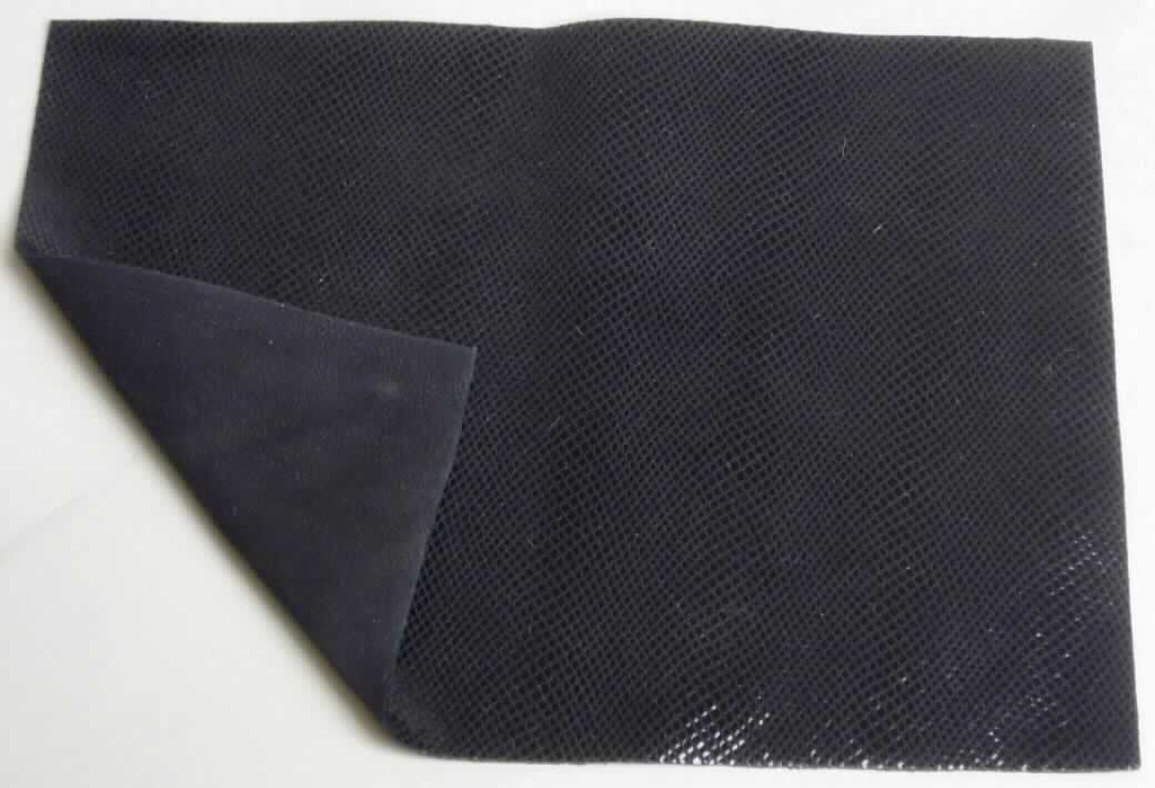 Zugerichtetes Leder, Foto siehe Anlage,
- von Ziegen (laut Antrag),
- enthaart und gegerbt,
- zugerichtet durch Färben und schuppenartiges Aufbringen von glänzenden, rautenförmigen Plättchen 
  aus Kunststoff auf einer Seite,
- mit einer Dicke von ca. 1,0 mm.

"Nach dem Gerben oder Trocknen zugerichtetes Leder, von anderen Tieren, enthaart, 
 von Ziegen oder Zickeln, kein Leder der Position 4114"