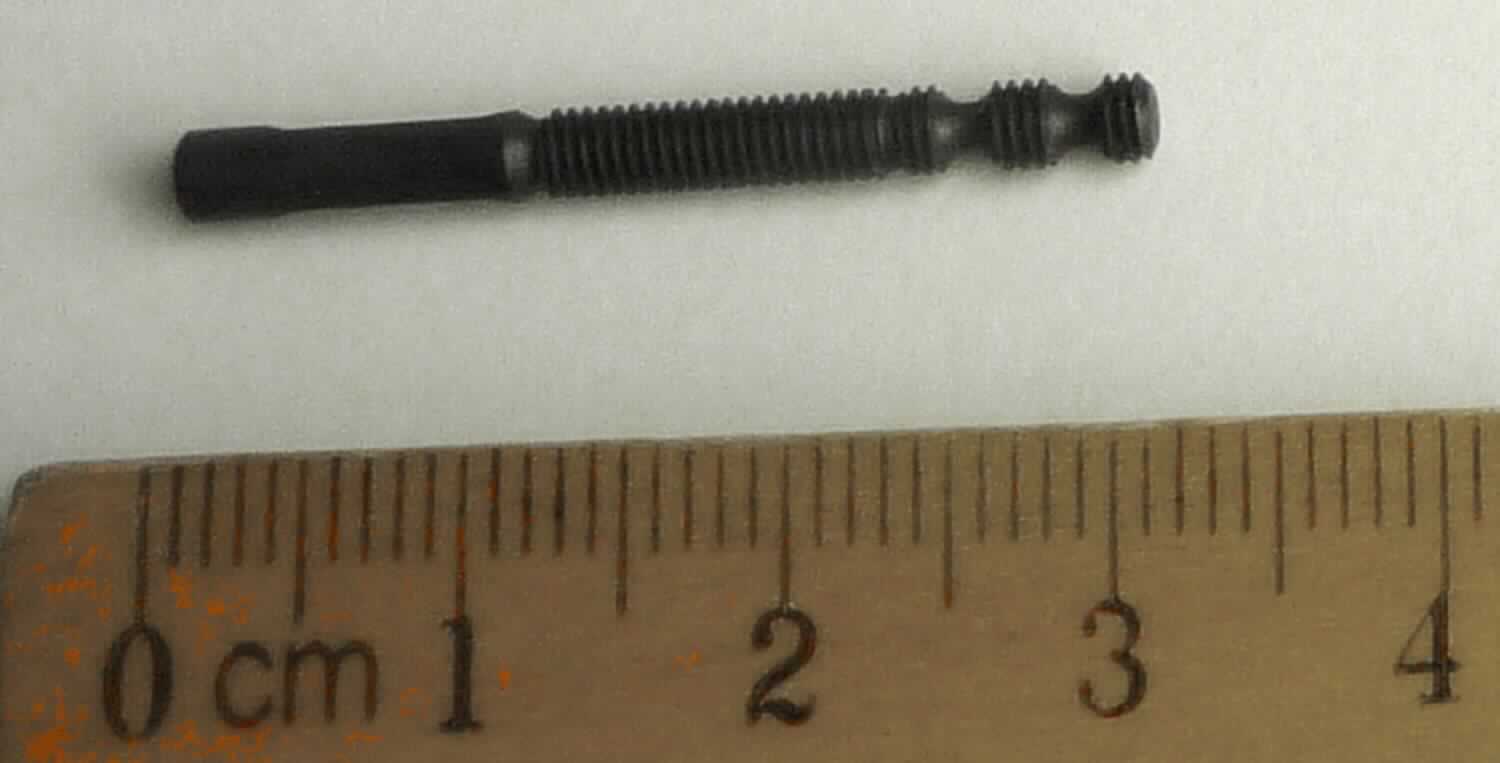 Bei der vorgelegten, als "Gewindestange für Schienenverstellung" bezeichneten Ware handelt es sich um ein nahezu zylinderförmiges Erzeugnis aus unedlem Metall (Länge x Durchmesser etwa 31,0 x 3,0 mm). Es ist über eine Länge von etwa 20,0 mm mit einem Gewinde und am vorderen Gewindeende mit zwei umlaufenden Abstufungen versehen. Das hintere, gewindefreie Teilstück weist seitlich angebracht zwei etwa 7 mm lange Nuten sowie ein in die Stirnseite konzentrisch gebohrtes, etwa 3 mm tiefes Sackloch ohne Innengewinde auf. Die Ware stellt sich als Teil eines Jagdgewehrs (Bockflinte) dar und dient der Höhenverstellung der Laufschiene.

Abbildung siehe Anlage.

Derartige Waren gehören als "Teile für Gewehre der Position 9303, andere als glatte Läufe" zur Codenummer 
9305 20 00 90 0 des Zolltarifs.
