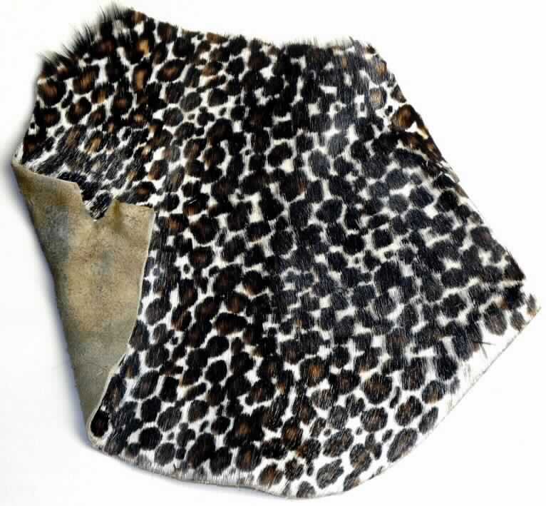 Zugerichtetes Pelzfell, Foto siehe Anlage,
- mit dem Haarkleid gegerbtes und zugerichtetes Fell,
- ganzes Fell von einer Ziege (laut Antrag),
- bunt bedruckt (das Fell einer gefleckten Großkatze nachahmend),
- in Größen von ca. 0,23 m² bis 0,28 m² (laut Antrag).

"Gegerbte oder zugerichtete Pelzfelle, ganze Pelzfelle, 
 nicht zusammengesetzt, von Ziegen"