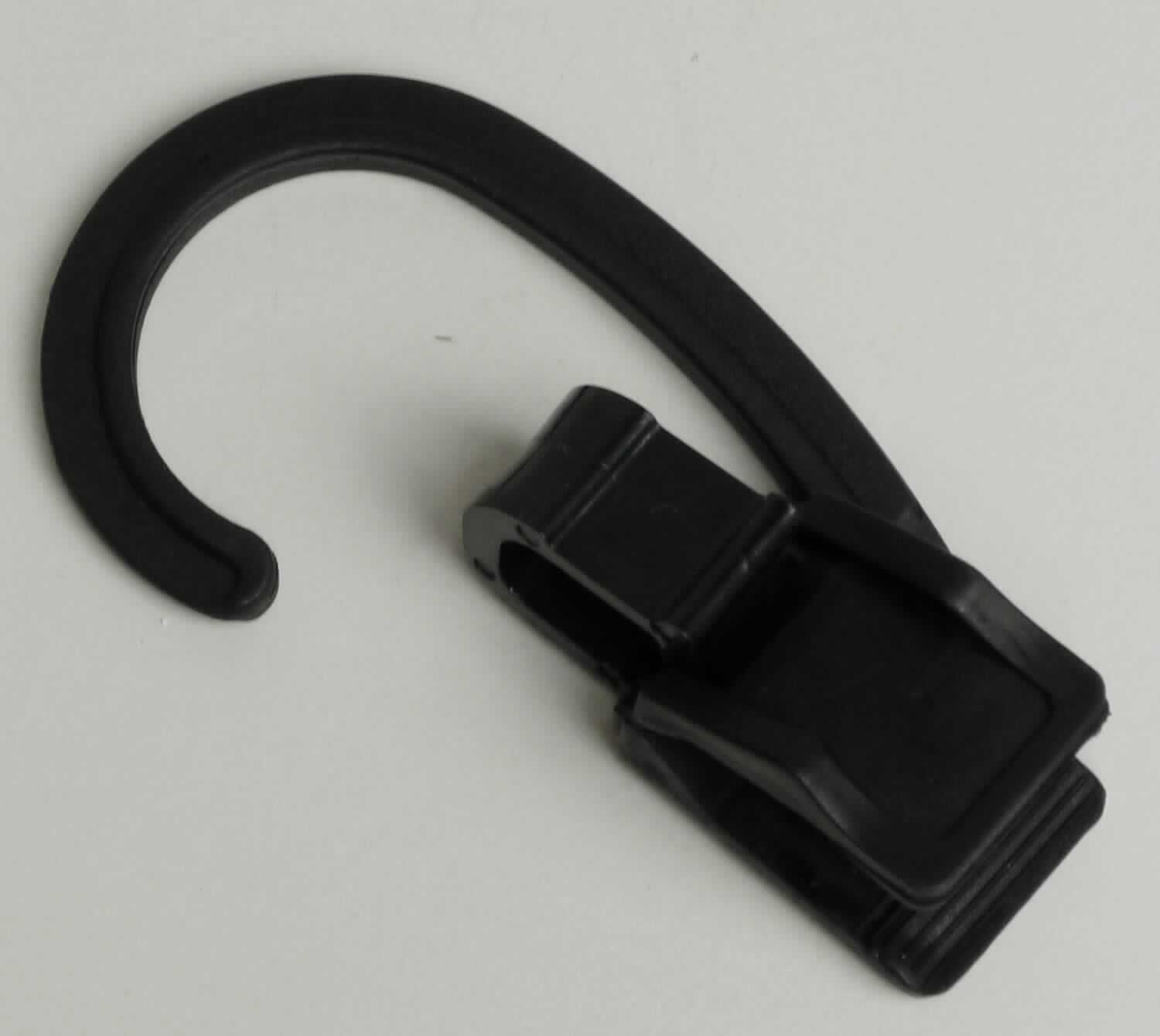 Es handelt sich um einen Warenträger aus Kunststoffen im Sinne der Anmerkung 1 zu Kapitel 39. Das ca. 8,5 (L) x 4,5 (B) cm große Erzeugnis ist in Form einer Klammer mit U- förmig gebogenem Haken gestaltet.

Nach Angaben der Antragstellerin dient die Ware der Präsentation von z.B. Schals und Tüchern (nicht Gegenstand der vZTA). 

Derartige Erzeugnisse werden zolltariflich als "Transport- oder Verpackungsmittel aus Kunststoffen, andere Warenträger als Spulen, Spindeln oder Hülsen" eingereiht.
