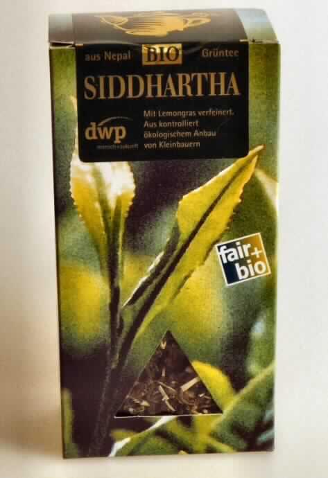 Nach den Angaben der Antragstellerin und der vorgelegten Warenprobe handelt es sich um einen so genannten Grüntee "Siddhartha". Das Erzeugnis besteht aus getrockneten, zerkleinerten, unfermentierten Blättern vom Strauch der Gattung Thea, die mit einem geringen Anteil an getrockneten, zerkleinerten Lemongrasstücken vermischt/aromatisiert sind. 
Das Erzeugnis ist in einem Polybeutel abgepackt und in einer Faltschachtel (Inhalt 90g) für den Einzelverkauf aufgemacht.