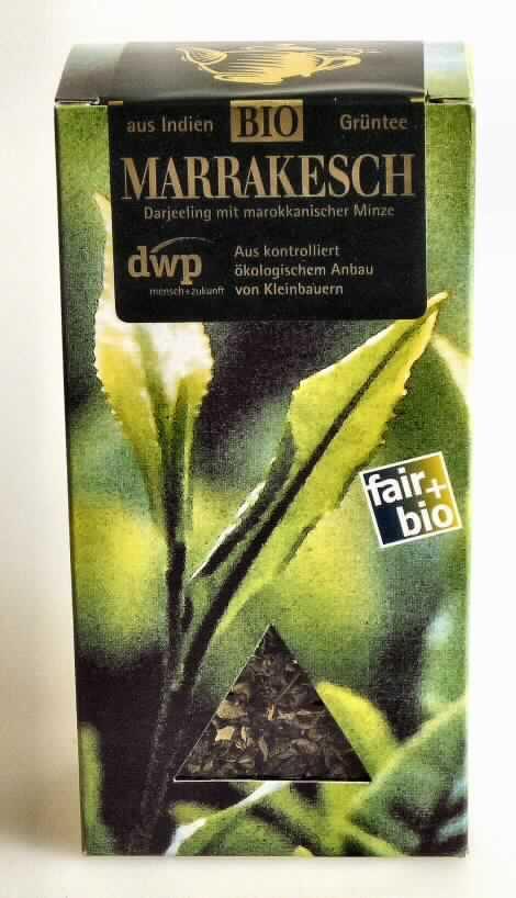 Grüntee mit Zusatz von Minze

Grüne Faltschachtel mit der Abbildung von Teeblättern und einem kleinen dreieckigen Sichtfenster; auf dem 
grünen aufgeklebten Etikett die Warenbezeichnung (Grüntee, Darjeeling mit marokkanischer Minze) sowie 
weitere Angaben; auf einem weißen Etikett am Boden der Schachtel Angaben zu den Zutaten (s. Feld 8) 
und zur Inhaltsmenge (90 g); darin ein transparenter Folienbeutel mit der Teezubereitung
Inhalt: braune Teeblätter, durchsetzt mit zerkleinerten, grünen Minzeblättern; Geruch schwach nach Minze. 
Überbrühen mit heißem Wasser ergibt einen gelben Aufguss; Geschmack leicht bitter nach Tee und nach 
Minze, einem Grüntee mit Minze entsprechend.

Milchfett, Milchprotein*: nicht enthalten
Saccharose oder Isoglucose*: weniger als 5 GHT
Glucose oder Stärke*: weniger als 5 GHT

*: gem. Antragsangaben

Zubereitung auf der Grundlage von Tee, kein Milchfett und kein Milchprotein enthaltend, weniger als 5 GHT 
Saccharose oder Isoglucose und weniger als 5 GHT Glucose oder Stärke enthaltend; aufgrund des hohen 
Anteils an Minze kein aromatisierter Tee der Position 0902.