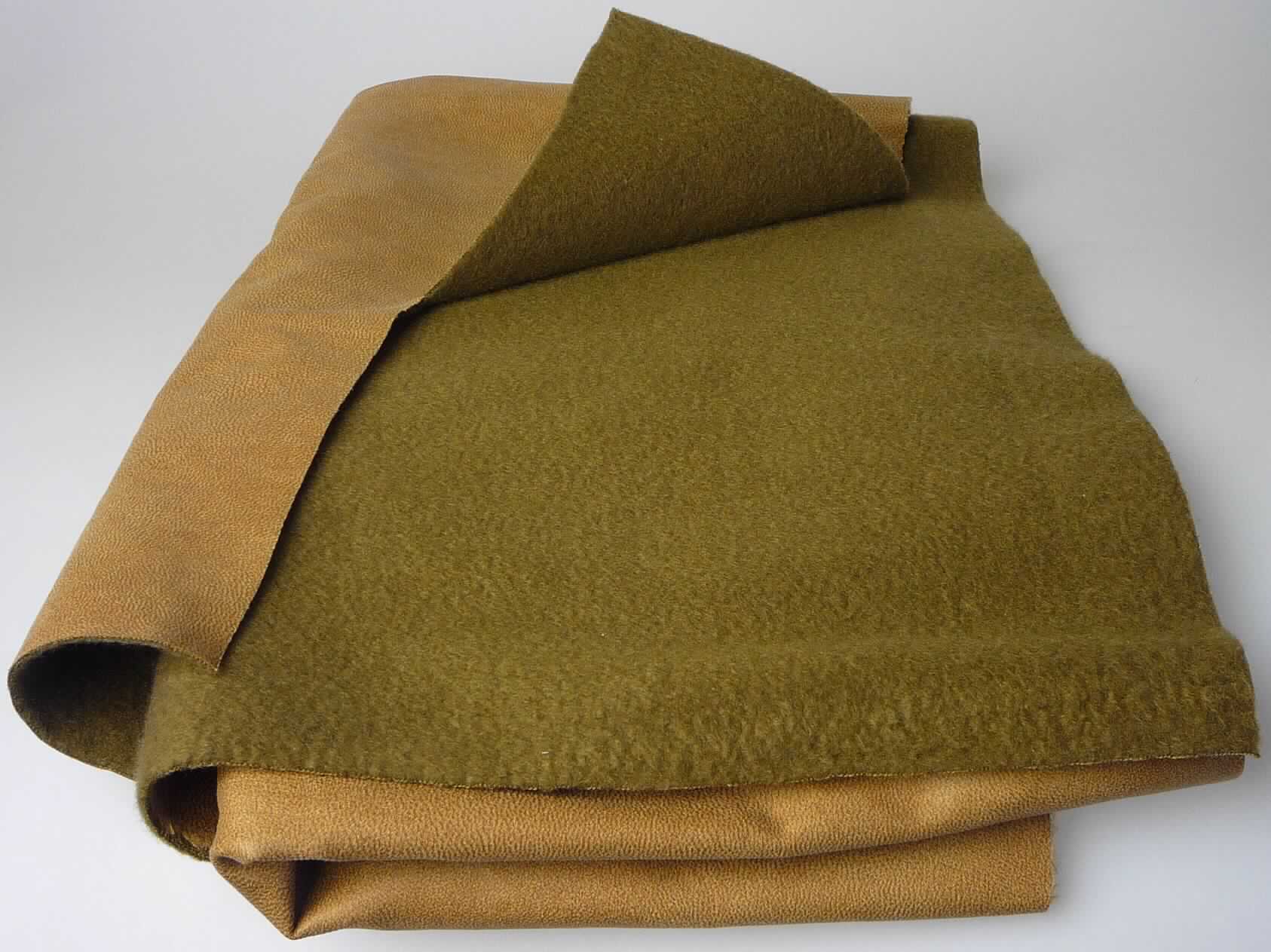 Textillaminat, sog. Möbelbezugsstoff, Foto siehe Anlage,
- als Meterware; laut Antrag mit einer Breite von ca. 140 cm,
- laut Untersuchungsergebnis:
-- aus zwei mit ihrer ganzen Fläche aufeinander liegenden und so miteinander durch Kleben verbundenen Lagen: 
--- mit einer Oberlage (Schauseite):
---- aus einem geschmirgelten und bedruckten Gewebe in Atlasbindung aus ungezwirnten, nicht hochfesten 
     Garnen, mit Kettgarnen aus synthetischen Filamenten (laut Antrag aus Polyester) und Schussgarnen aus 
     dickeren, synthetischen Filamenten und synthetischen Mikro-Spinnfasern (laut Antrag: beide Polyester), 
     keine Chenillegarne und damit keine Ware der Position 5801,
     mit einem Gesamtanteil an:
----- synthetischen Filamenten von ca. 60 GHT,
----- synthetischen Spinnfasern von ca. 40 GHT,
--- mit einer Unterlage:
---- aus einem gefärbten, gerauten Kuliergewirke aus synthetischen Chemiefasern (laut Antrag: Polyester),
---- keine Elastomergarne oder Kautschukfäden enthaltend,
- insbesondere im Hinblick auf die Verwendung verleiht das die Schauseite bildende Gewebe der Ware ihren 
  wesentlichen Charakter.

"Gewebe aus Garnen aus synthetischen Filamenten, anderes als in den Unterpositionen 5407 10 bis 5407 84
 genannte, bedruckt"