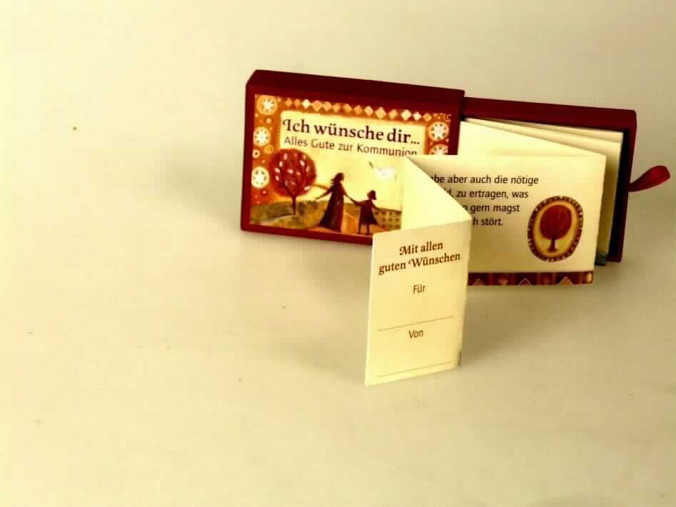 Bei dem zur Veranschaulichung vorgelegten Warenmuster handelt es sich um einen etwa 87,2 x 4,6 cm großen, dreizehnmal auf eine Größe von etwa 6,7 x 4,6 cm leporelloartig gefalteten Zuschnitt aus Papier. Er ist nach der Aufschrift "Mit allen guten Wünschen" und Raum zum Eintragen von Namen ("Für" und "Von") im Wesentlichen einseitig mit einem irischen Segenswunsch und Illustrationen hierzu farbig bedruckt. Das Leporello ist in die passgenaue, herausziehbare Lade einer etwa 7,6 x 5,6 x 2,0 cm (L x B x H) großen Pappschachtel eingeklebt.

Abbildung siehe Anlage.

Derartige Waren gehören als "durch Text charakterisierte, zum Lesen bestimmte Druckerzeugnisse, in losen Bogen oder Blättern, gefalzt" zur Codenummer 4901 10 00 00 9 des Zolltarifs, weil das mit Text bedruckte Leporello den Charakter der aus verschiedenen Bestandteilen zusammengesetzten Ware bestimmt.