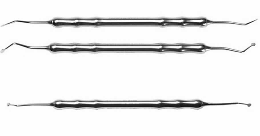 Sog. Lege-Instrument für Retraktionsfäden, in zwei verschiedenen Ausführungen (gezahnt bzw. glatt), jeweils in den Größen klein und normal, Art.-Nr. 170, 171, 172, 174, und 833 bzw. 834, bestehend aus einem spezifisch geformten Instrument aus rostfreiem Stahl mit einem länglichen, zylindrischen Griffstück mit Abstufungen, doppelseitig mit drahtähnlichen, 45°- bzw. 90°-Winkel zum Griff gebogenen Arbeitsenden, welches je nach Ausführung spitz oder löffelartig ausgeformt ist.
Äußere Form: siehe Abbildung in der Anlage.
Die Fadenlegeinstrumente dienen dem Legen von Retraktionsfäden (nicht Gegenstand dieser vZTA-Entscheidung) im zahnmedizinischen Bereich. Die gezahnten Instrumente werden verwendet, wenn Fäden axial gestopft werden. Die glatten Instrumente dagegen sind geeignet, wenn in einer horizontal gleitenden Bewegung gearbeitet wird. 

Die Ware wird als "zahnärztliches Instrument, nicht von den Unterpositionen (KN) 9018 1100 bis 9018 4910 erfasst" eingereiht.