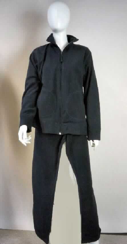 Trainingsanzug, sog. Damen Wellnessanzug, 168927, 168834, Größe L 44/46, siehe Foto,
- bestehend aus einem Oberteil und einer langen Hose,
- aus ca. 1,1 mm dicken, einfarbigen, beiseitig gerauten Gewirken (Fleece) aus laut Antrag 100 % Polyester 
  (synthetische Chemiefasern),
- erkennbar dazu bestimmt, ausschließlich oder im Wesentlichen bei der Ausübung eines
  Sports getragen zu werden,
- ungefüttert,
- Oberteil:
-- über die Taille reichend (Rückenlänge: 69 cm),
-- mit einem Stehkragen,
-- vorn mit einer durchgehenden Öffnung, mit einem bis in die Kragenspitzen reichenden Reißverschluss,
-- mit langen Ärmeln, mit doppelt gearbeiteten, verengenden Bündchen,
-- mit zwei aufgesetzten, offenen Taschen unterhalb der Taille,
-- am unteren Rand mit einem ca. 6 cm breiten, doppelt gearbeiteten, nicht verengenden Bund, 
- lange Hose: 
-- in der Taille abschließend; mit einem ca. 4 cm breiten Taillenbund, mit einem flachen Zugband und einem 
   eingearbeiteten, verengenden, elastischen Band,
-- ohne Öffnung und ohne Verschluss,  
-- mit knöchellangen Hosenbeinen,
-- an den Beinabschlüssen durch Umschlagen und Festnähen gesäumt,
- erfüllt die Kriterien zur Einreihung als Trainingsanzug, daher keine Kombination.

"Trainingsanzug, aus Gewirken, aus synthetischen Chemiefasern"