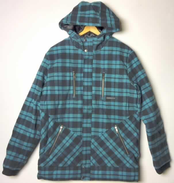 Kurzmantelähnliches Kleidungsstück für Männer, sog. Herrenjacke "Mindfield B"; Art.-Nr. RW12030613, Größe M, siehe Foto,
- aus 1,1 mm dicken, nicht leichten, buntgewebten Geweben aus laut Antrag 100 % Baumwolle, 
- wattiert und abgesteppt gefüttert,
- über den Schritt, aber nicht bis zur Mitte der Oberschenkel reichend (Rückenlänge: 78 cm); aufgrund der geringen 
  Länge weder ein Mantel noch ein Parka; mit einer angesetzten Kapuze, 
- vorn mit einer durchgehenden Öffnung mit Reißverschluss, verdeckt von einer von links über rechts zu 
  schließenden Patte (Männerkleidung),
- mit langen Ärmeln, mit verengenden, gerippten, gewirkten Bündchen,
- vorn mit vier eingesetzten Taschen mit Reißverschluss; am unteren Rand gesäumt,
- wird als äußerstes Kleidungsstück über jeder anderen Kleidung getragen und bietet Schutz gegen das Wetter, 
  damit keine Jacke der Position 6203,
- weist aufgrund der Länge in Verbindung mit dem Material (nicht leichtes Gewebe) die Merkmale eines Kurz- 
  mantels auf; aufgrund der Ausstattung mit einer Kapuze handelt es sich um ein kurzmantelähnliches 
  Kleidungsstück, somit kein Anorak oder ähnliches Kleidungsstück der Codenummer 6201 9200,
- mit einem Stückgewicht von mehr als 1 kg (1160 g).

"Kurzmantelähnliches Kleidungsstück aus Geweben, für Männer, aus Baumwolle, mit einem Stückgewicht von mehr als 1 kg, kein Parka"