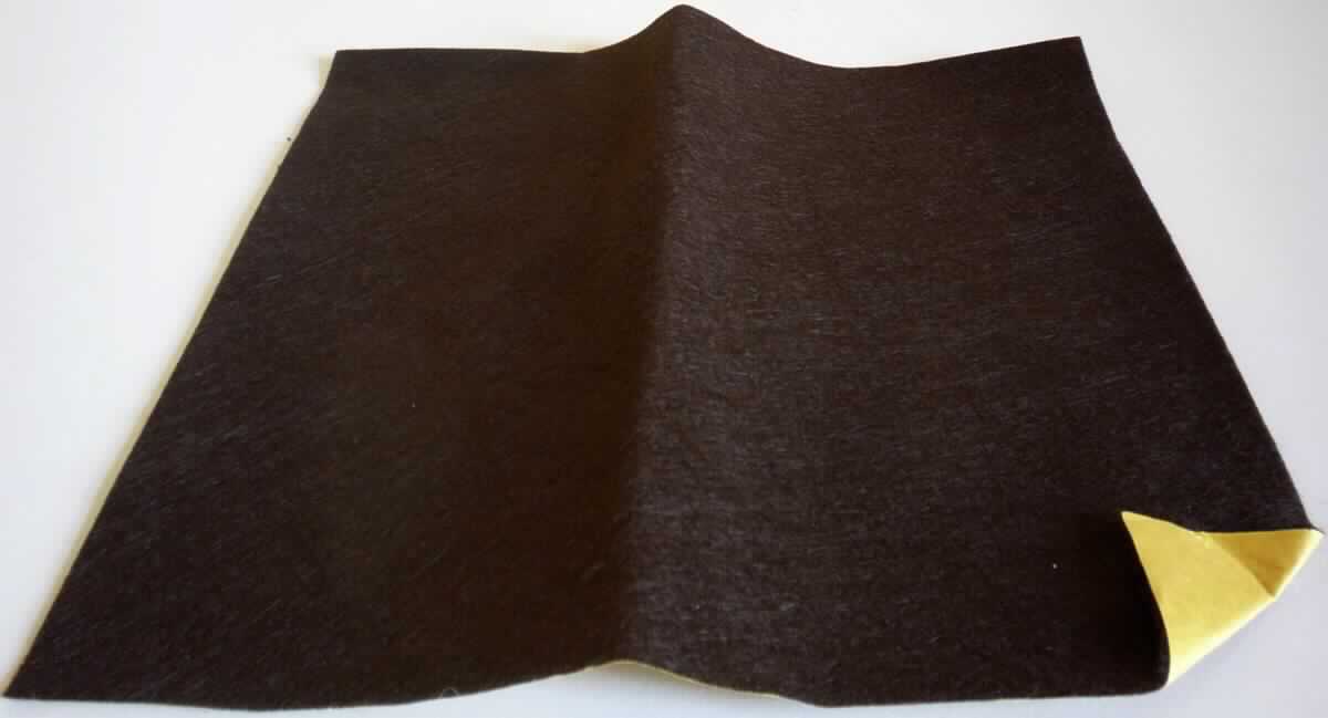 Nadelfilz, sog. Filz-Zuschnitt sk braun, Art. 3511550, Foto siehe Anlage,
- in einem Polybeutel verpackt,
- quadratisch zugeschnitten (somit nicht konfektioniert), laut Antrag mit den Abmessungen von 200 mm x 200 mm,
- mit einer Dicke von laut Antrag 1 mm,
- laut Untersuchungsergebnis:
-- aus Nadelfilz aus synthetischen Chemiefasern,
-- auf der Rückseite mit Kleber und Abdeckpapier versehen,
- stellt sich nicht als Ware des technischen Bedarfs der Position 5911 dar, weil die Ware nicht den Bedingungen der 
  Anmerkung 7 a) und b) zu Kapitel 59 entspricht.

"Filz, Nadelfilz, weder getränkt, bestrichen, überzogen noch mit Lagen versehen, aus synthetischen Chemiefasern"