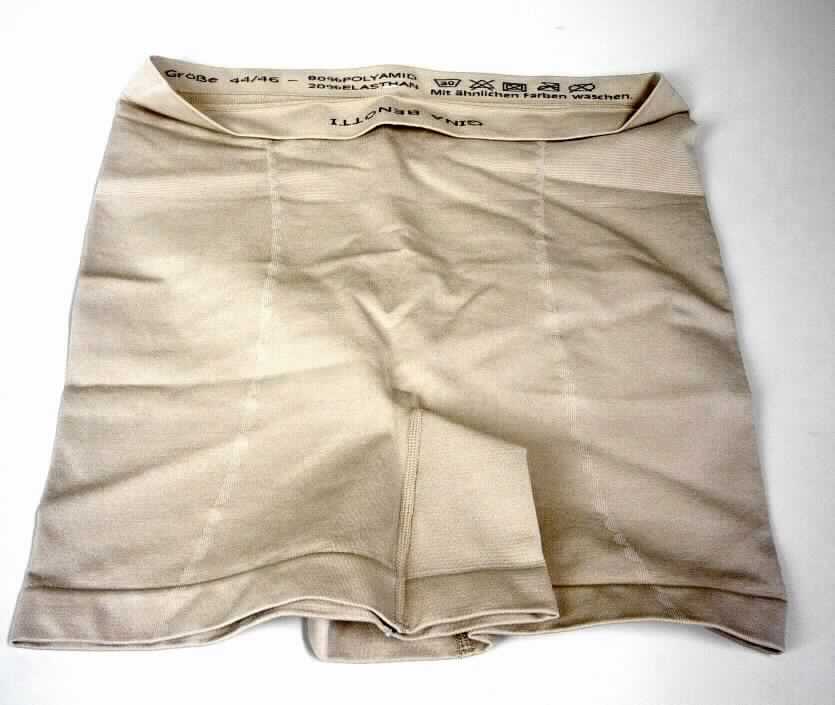 Unterhose, sog. Shape-Slip, Größe 44/46, Foto siehe Anlage,
- aus ca. 0,9 mm dicken, unterschiedlich strukturierten, einfarbigen Gewirken aus laut Antrag 80 % Polyester und 
  20 % Elasthan (beides synthetische Chemiefasern),
- in der Taille abschließend; mit einem ca. 2,5 cm breiten, elastischen Bund,
- ohne Eingriff, ohne Öffnung und ohne Verschluss,
- ohne Hinweise auf den Trägerkreis (unisex),
- auf der Rückseite mit konvex ausgearbeiteten Gesäßteilen,
- mit kurzen Hosenbeinen, mit einer Seitenlänge von ca. 36 cm,
- an den Beinabschlüssen durch Umschlagen und Festnähen gesäumt,
- weist aufgrund der Verarbeitung (hohe Elastizität in Längs- und Querrichtung) nicht die Eigenschaften einer
  Miederhose im Sinne der Position 6212 auf und stellt sich auch nicht als Ware der Unterposition 6212 90 dar.

"Unterhose, aus Gewirken, für Frauen, aus Chemiefasern"