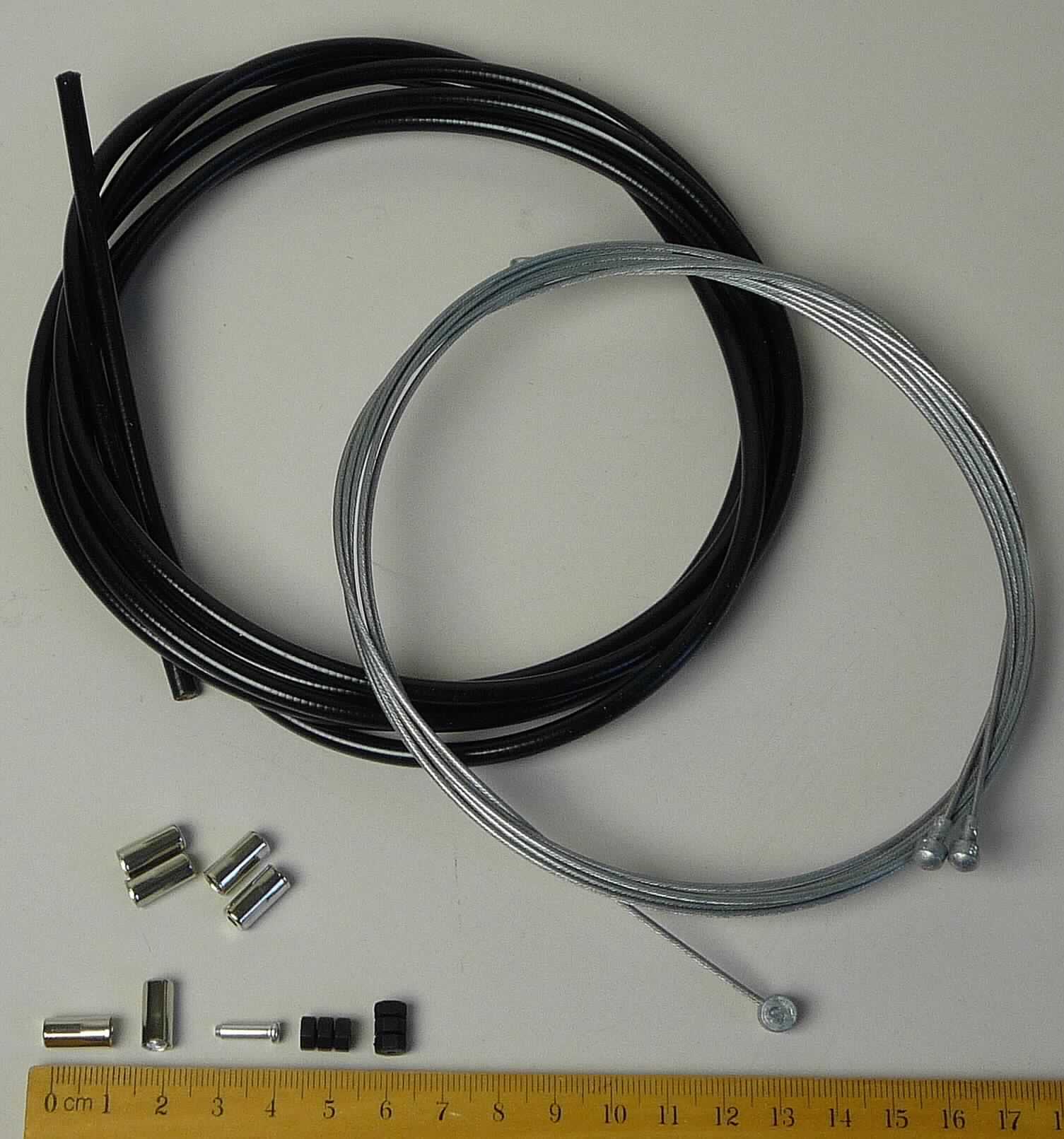 Bremskabel, sog. RCP Universal Bremszug Komplett-Set, Foto siehe Anlage, für den Einzelverkauf in einer Pappschachtel aufgemacht, bestehend aus:
- einer flexiblen Außenhülle:
-- mit einem Außendurchmesser von ca. 5 mm und einer Länge von ca. 2300 mm, 
-- aus einem dünnen, mit einem Stahldräht spiralförmig umwickelten und mit einer Kunststoffschutzschicht 
   versehenen Schlauch aus Kunststoff,
- zwei beweglichen inneren Kabeln (Innenzüge), sog. Bremszüge:
-- mit einem Durchmesser von ca. 1,5 mm und mit einer Länge ca. 1000 mm bzw. ca. 2000 mm, 
-- in Form von zwei Litzen aus 19 Einzeldrähten aus (lt. Antrag) galvanisiertem Stahl,
-- an den Enden mit zwei unterschiedlichen Endstücken versehen:
--- 1 x "MTB"-Nippel (Durchmesser ca. 7 mm, Länge ca. 6 mm) und 
--- 1 x "RD Shimano/SRAM"-Nippel (Durchmesser ca. 6 mm x ca. 11 mm); je nach Bremshebel (MTB oder 
     RD) werden die nicht verwendbaren Nippel abgeknipst, so dass nur noch ein passendes Nippelpaar 
     vorhanden ist, 
- zwei ca. 12 mm langen Quetschhülsen (sog. Endkappen) aus Aluminium (werden an den abgeknipsten Enden 
  über die Innenzüge gesteckt, zusammengequetscht und sollen so ein Aufgehen der Drahtlitzen verhindern), 
- sechs ca. 12,5 mm langen Hülsen (sog. Endhüllen) aus (lt. Antrag) Messing (werden auf die Enden der 
  passend abgelängten Außenhüllen gesteckt und sollen u. a. das Eindringen von Schmutz verhindern) und
- zwei ca. 9 mm langen, dreigeteilten, flexiblen sog. Rahmenschützer aus Kautschuk (dienen der Führung der 
  Innenzüge und sollen als Schutzvorrichtung, ein Reiben der Innenzüge am Fahrradrahmen verhindern),
- aufgrund der objektive Merkmale (u. a. Form und Durchmesser) erkennbar hauptsächlich für Fahrräder 
  des Kapitels 87 bestimmt.

"Teil für Fahrräder der Position 8712, Teil für Bremsen (Bremskabel)"