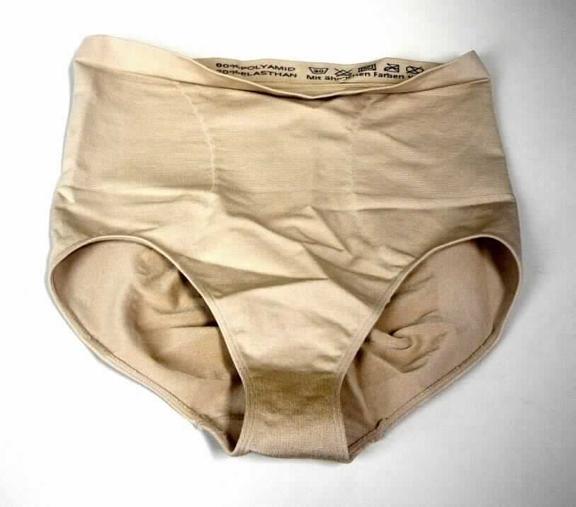 Slip, sog. Shape-Slip, Größe 44/46, Foto siehe Anlage,
- aus ca. 0,9 mm dicken, unterschiedlich strukturierten, einfarbigen Gewirken aus laut Antrag 80 % Polyester und 
  20 % Elasthan (beides synthetische Chemiefasern),
- als Taillenslip gearbeitet; mit einem ca. 2,5 cm breiten, elastischen Bund,
- ohne Öffnung und ohne Verschluss,
- aufgrund des Schnitts eindeutig als Frauenkleidung erkennbar,
- auf der Rückseite mit konvex ausgearbeiteten Gesäßteilen,
- mit ca. 22 cm hohen Seitenteilen (vom Beinausschnitt bis zum oberen Rand gemessen),
- mit hohen Beinausschnitten, mit elastischen Abschlüssen,
- weist aufgrund der Verarbeitung (hohe Elastizität in Längs- und Querrichtung) nicht die Eigenschaften einer
  Miederhose im Sinne der Position 6212 auf und stellt sich auch nicht als Ware der Unterposition 6212 90 dar.

"Slip, aus Gewirken, für Frauen, aus Chemiefasern"