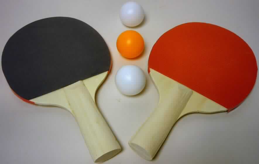 Bei dem sog. Tischtennis-Set, 3-tlg. Art. 20.423 handelt es sich um zwei ca. 24 cm große, sehr einfache Holzschläger mit Griff und runder, mit jeweils einem roten und einem schwarzen Belag versehener Schlagfläche und drei weiße bzw. orangefarbene 40 mm große Tischtennisbälle. 
Das Set ist in einer transparenten Blisterverpackung aufgemacht.
Es ist als "Geräte und Ausrüstungsgegenstände für Tischtennis, im Kapitel 95 anderweit weder genannt noch inbegriffen" einzureihen.