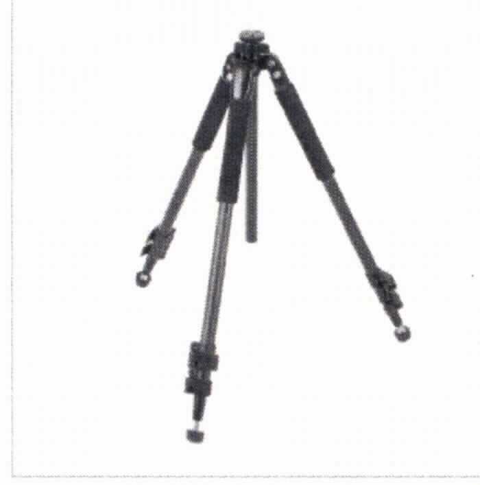 Sog. "WT-890T Traveller Carbon-Stativ, Art. 12533", im Wesentlichen bestehend aus einem dreibeinigen Ständer aus Carbon, der mit einer dreh- und herausnehmbaren Mittelsäule ausgestattet ist. 

Das Stativ baut sich auf drei rohrartigen Teleskopbeinen auf, die jeweils mit einer Moosgummiummantelung sowie zwei Schnellspannhebeln versehen sind, wodurch das Stativ von ca. 51,0 auf bis zu 134,0 cm Höhe ausgezogen und entsprechend arretiert werden kann. An den Fußenden sorgen hochdrehbare Gummikappen oder Spikes für sicheren Stand auf harten sowie weichen Untergründen. Die Schenkel sind an einer Muffe befestigt und können zum Transport auseinander- oder zusammengeklappt werden. Auf der Mittelsäule befindet sich ein Teller, der mit einem 1/4 Zoll Außengewinde so ausgerüstet ist, dass ein Kopf oder ein Neiger aufgenommen werden kann. 

Das Stativ (mit einem Eigengewicht von bis zu 1000 g und einer max. Traglast von ca. 4 kg), ist in einer Transporttasche verpackt und dient als Foto- bzw. Videostativ für diverse Kameras.

Äußere Form: siehe Abbildung in der Anlage

Die Ware wird als "Zubehör erkennbar hauptsächlich bestimmt für Fotoapparate" eingereiht.
