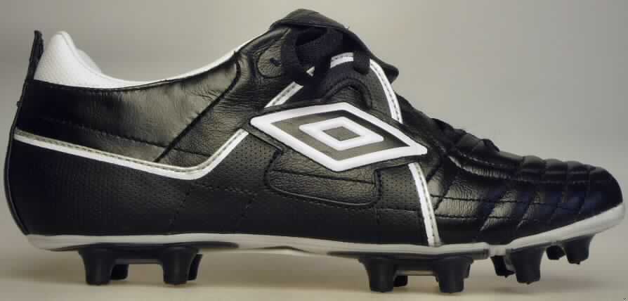 Sportschuhe (lt. Antrag: "Fußballschuhe", Foto siehe Anlage)
- mit Laufsohlen aus (lt. Antrag) Kunststoff, zur besseren Standfestigkeit beim Fußball-
  spielen mit jeweils vierzehn abstehenden Stollen versehen,
- mit Oberteil (geschlossenes Blatt) aus Leder (den größten Teil der Außenfläche bildend)
  und Kunststoff (Spinnstoff mit einer mit dem bloßen Auge wahrnehmbaren Außenschicht 
  aus Kunststoff),
- auf das Oberteil ist an der Hinterkappe ein Hinterriemen aus Kunststoff als 
  Verstärkungsteil aufgesetzt,
- mit Schnürsenkelverschluss und Verdeckpatte,
- nach Gestaltung und Ausstattung für die Ausübung einer Sportart (Fußball) bestimmt

"Sportschuhe mit Laufsohlen aus Kunststoff und Oberteil aus Leder, andere als in der UPos.
 6403 1200 genannt"