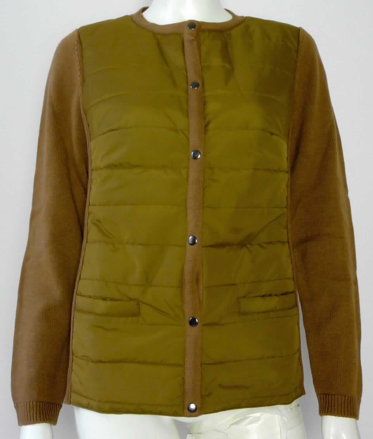 Jacke, sog. Strickjacke, Größe 38, Foto siehe Anlage,
- mit einem zweilagig gearbeiteten Vorderteil mit einer Außenlage aus ca. 0,1 mm dicken, einfarbigen Geweben aus 
  laut Antrag 100 % Polyester (synthetische Chemiefasern) und einer Innenlage aus Wattierungsstoff, die Lagen 
  wurden augenscheinlich vor dem Zuschneiden durch Steppen abgeteilt und zusammengenäht (Meterware der 
  Position 5811); mit einem Rückenteil und Ärmeln aus ca. 1,8 mm dicken, einfarbigen Gewirken aus laut Antrag 
  100 % Wolle,
- im Vorderteil gefüttert,
- über die Taille reichend (Rückenlänge: ca. 60 cm),
- mit einem runden Halsausschnitt,
- vorn mit einer durchgehenden Öffnung mit Druckknopfverschluss von rechts über links (Frauenkleidung),
- mit langen Ärmeln, an den Ärmelenden mit gerippt gewirkten Bündchen,
- vorn mit zwei eingesetzten, offenen Taschen unterhalb der Taille, 
- in Bahnen gearbeitet,
- am unteren Rand gesäumt bzw. abgepasst gewirkt,
- stellt sich aufgrund des Schnitts und der Ausstattung als Jacke dar, u. a. somit keine Strickjacke,
- wird im Allgemeinen nicht über jeder anderen Kleidung und zum Schutz gegen das Wetter getragen, somit
  keine Ware der Positionen 6102 bzw. 6202,
- im Hinblick auf das äußere Erscheinungsbild sind die Gewirke und die Gewebe gleichermaßen von Bedeutung, 
  im Hinblick auf den Umfang überwiegen jedoch die Gewirke und verleihen damit der Ware ihren wesentlichen
  Charakter.

"Jacke, aus Gewirken, für Frauen, aus Wolle"