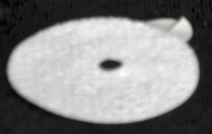 Selbsthaftende Auflage in Form eines runden Vliesgewebestücks (ca. 4 cm Durchmesser), mit Schutzfolie auf der selbstklebenden Unterseite. Die Ware ist mit einer nicht mittigen Lochung versehen, die exakt an die Maße eines Kanülen-Schlauch-Systems für Insulinpumpen angepasst ist, mit dem die Auflage untrennbar verbunden wird. 
Sie dient der Fixierung der Kanüle auf der Haut eines Diabetes-Patienten.
Äußere Form: siehe Abbildungen in Anlage (Bild 2 :zusammen mit dem kompletten System, das nicht Bestandteil dieser vZTA-Entscheidung ist).

Die Ware wird als "Zubehör, erkennbar hauptsächlich zur Verwendung für ein Kanülen-Schlauch-System" eingereiht.