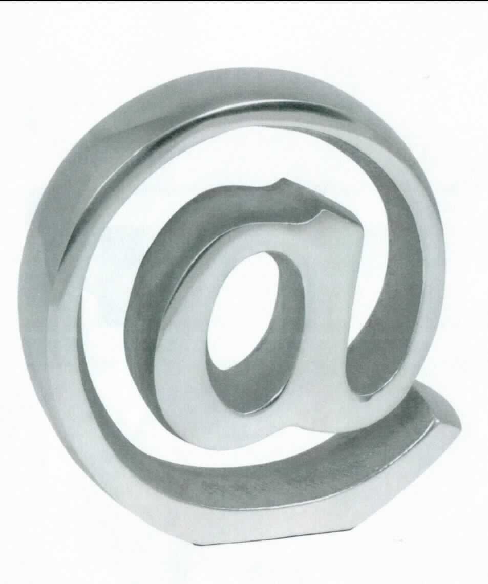 Es handelt sich um etwa 15 x 15 x 4 cm große, dekorative Buchstützen aus unedlem Metall (Aluminium) in der Form eines stilisierten @-Zeichens, die auf der Unterseite mit einem klenen, rutschhemmendem Spinnstoffzuschnitt versehen sind. 
-Antragstellerangaben-

Abbildung siehe Anlage.
. 

Derartige Erzeugnisse gehören als "ähnliche Ausstattungsgegenstände für Büros, aus unedlen Metallen" zum TARIC-Code 8304 0000 00.