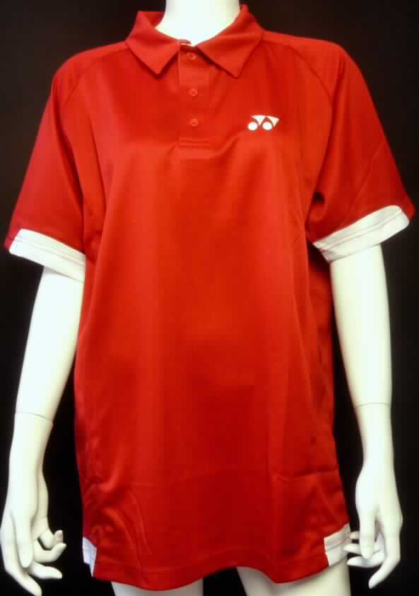 Hemd, sog. Shirt, Artikel YTM - 2113E, Farbe: Red, Größe L, Foto siehe Anlage,
- in einem Polybeutel für den Einzelverkauf aufgemacht,
- aus 0,6 mm dicken (leichten), einfarbigen (roten) Gewirken aus laut Antrag 100% Polyester
  (synthetische Chemiefasern); mit durchschnittlich mehr als 10 Maschen je linearen
  Zentimeter in jeder Richtung,
- annähernd bis zum Schritt reichend (Rückenlänge: 75 cm),
- mit einem Umlegekragen,
- vorn mit einer bis zur Brustmitte reichenden Öffnung mit Knopfverschluss von links
  über rechts (Männerkleidung),
- mit kurzen Ärmeln,
- in Brusthöhe mit einem Firmenlogo bestickt,
- an den Ärmelenden und am unteren Rand mit kontrastfarbenen (weißen) Einsätzen,
- am unteren Rand gesäumt.

"Hemd aus Gewirken, für Männer, aus synthetischen Chemiefasern"