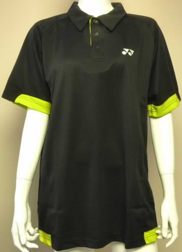 Hemd, sog. Shirt, Artikel YTM - 2111E, Farbe: Black, Größe L, Foto siehe Anlage,
- in einem Polybeutel für den Einzelverkauf aufgemacht,
- aus 0,6 mm dicken (leichten), einfarbigen (schwarzen) Gewirken aus laut Antrag 100% Polyester
  (synthetische Chemiefasern); mit durchschnittlich mehr als 10 Maschen je linearen
  Zentimeter in jeder Richtung,
- annähernd bis zum Schritt reichend (Rückenlänge: 75 cm),
- mit einem Umlegekragen,
- vorn mit einer bis zur Brustmitte reichenden Öffnung mit Knopfverschluss von links
  über rechts (Männerkleidung),
- mit kurzen Ärmeln,
- in Brusthöhe mit einem Firmenlogo bestickt,
- an den Ärmelenden und am unteren Rand mit kontrastfarbenen (limonengrünen) Einsätzen,
- am unteren Rand gesäumt.

"Hemd aus Gewirken, für Männer, aus synthetischen Chemiefasern"